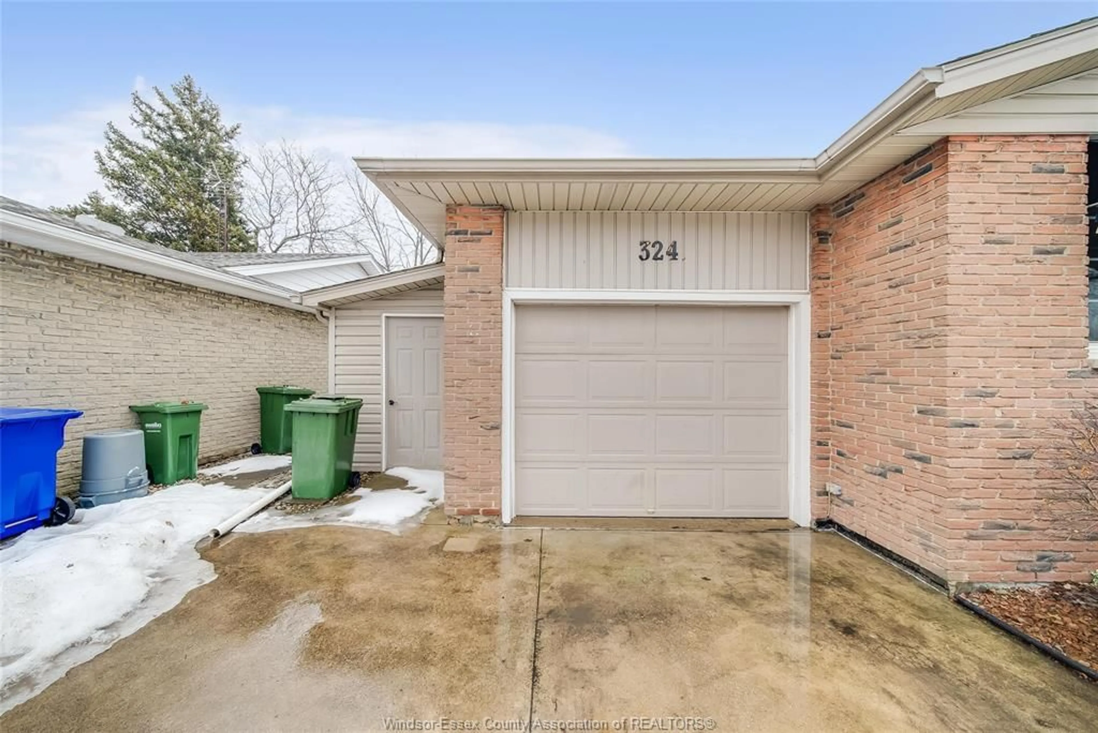 Indoor garage for 324 KELLY, Essex Ontario N8M 1V3