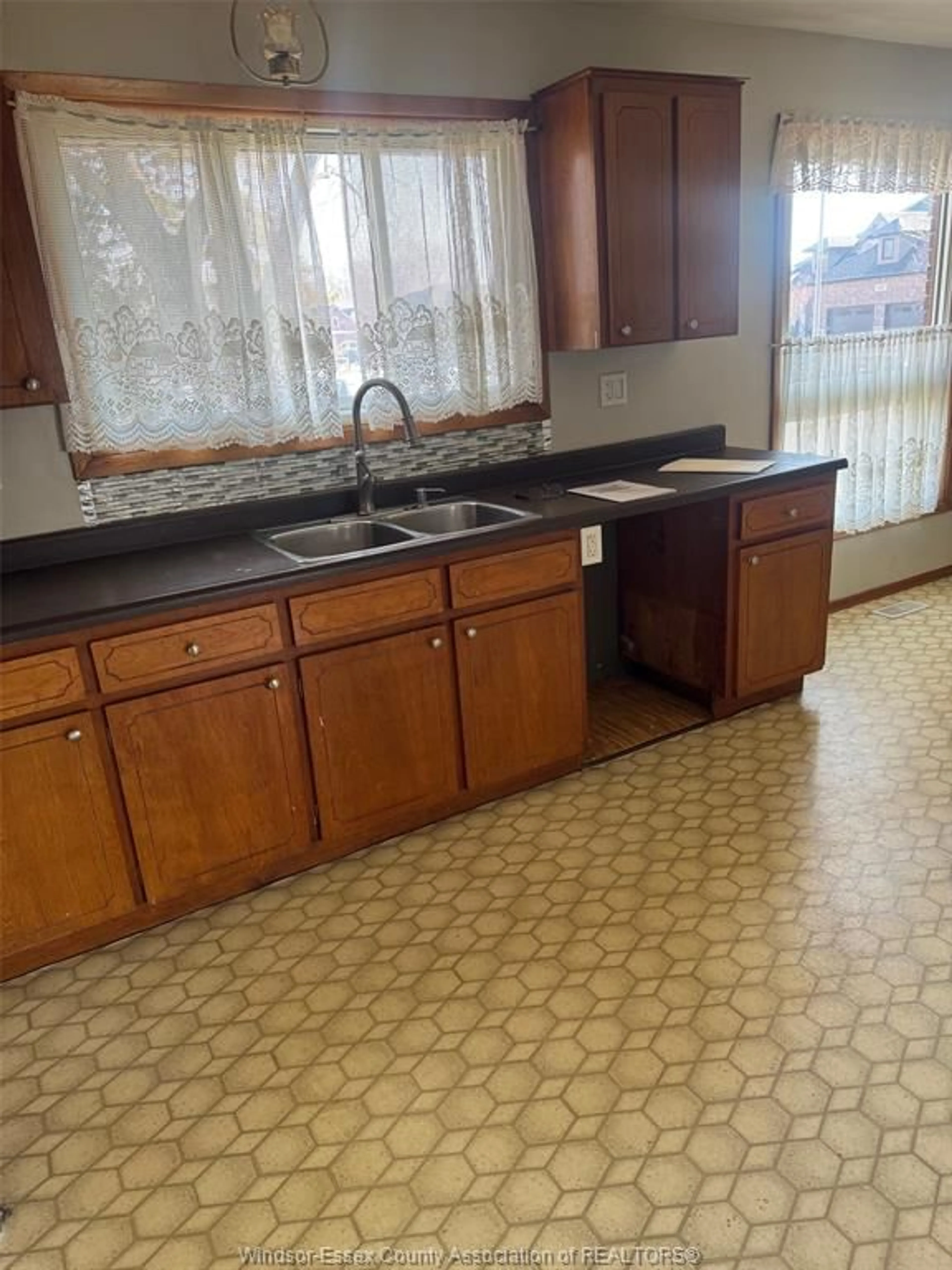 Standard kitchen, ceramic/tile floor for 6110 QUICK Ave, LaSalle Ontario N9J 3C7