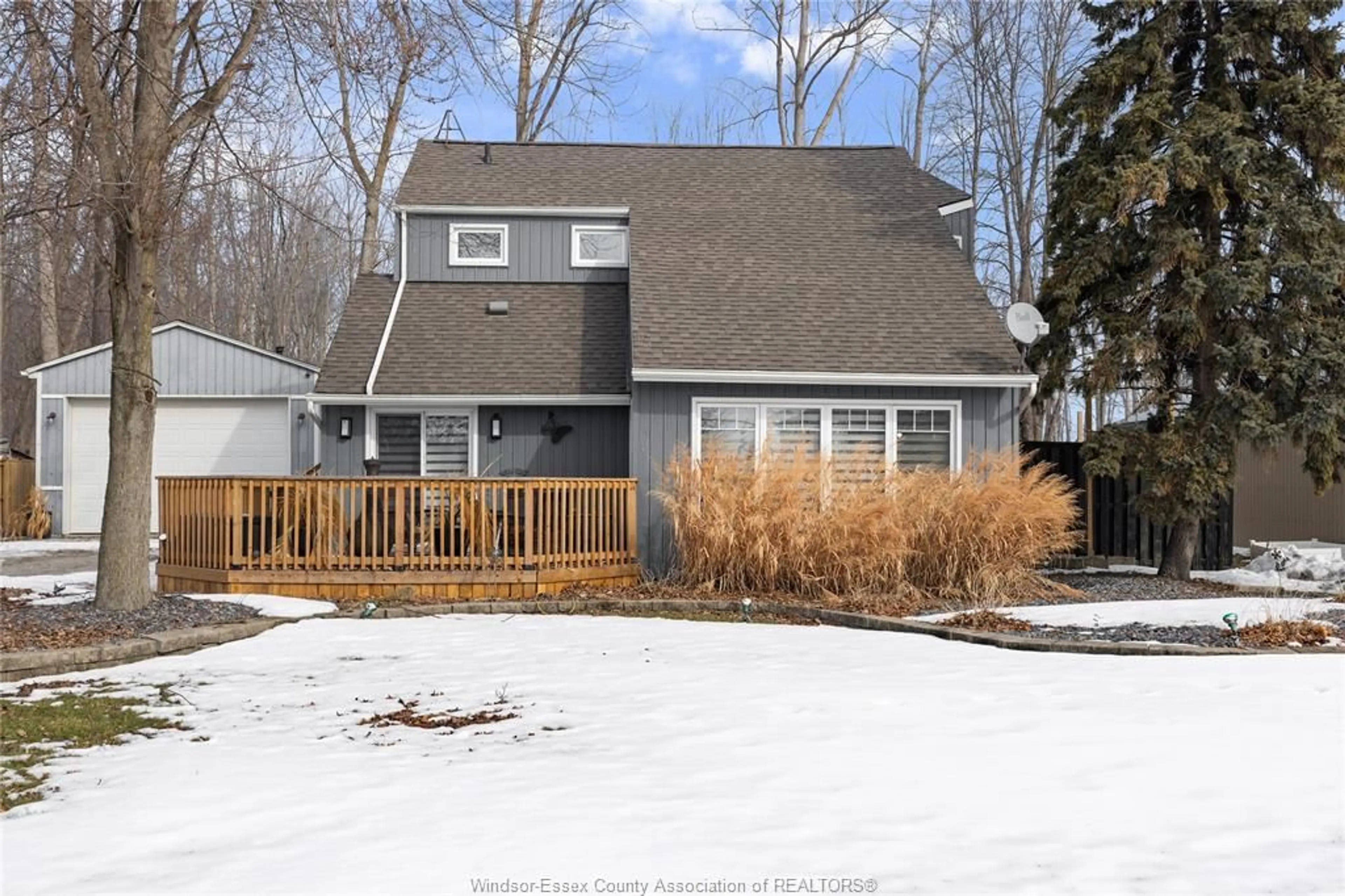 Home with vinyl exterior material, street for 334 LAKEWOOD, Amherstburg Ontario N9V 2Y8