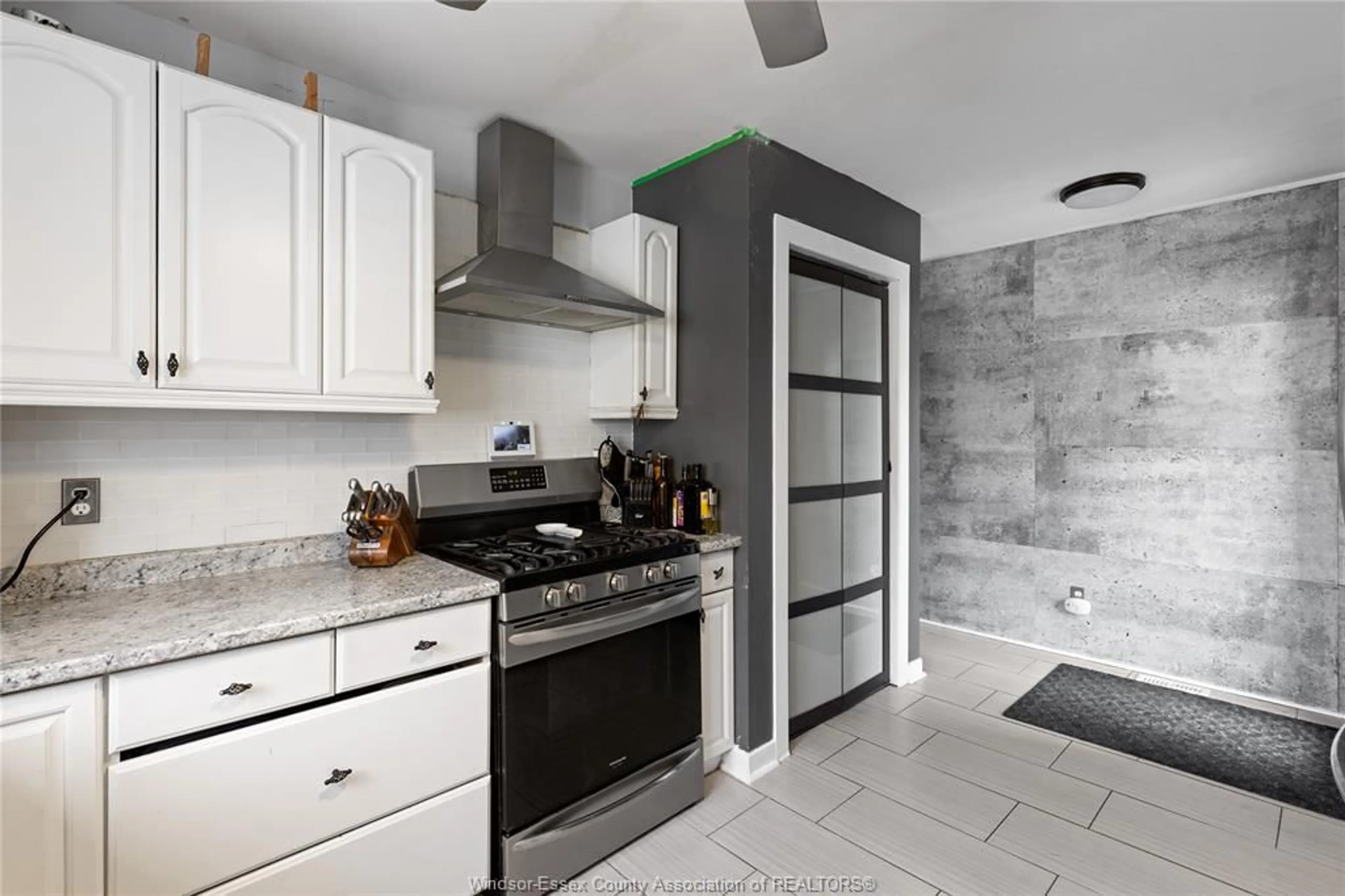 Contemporary kitchen, ceramic/tile floor for 334 LAKEWOOD, Amherstburg Ontario N9V 2Y8