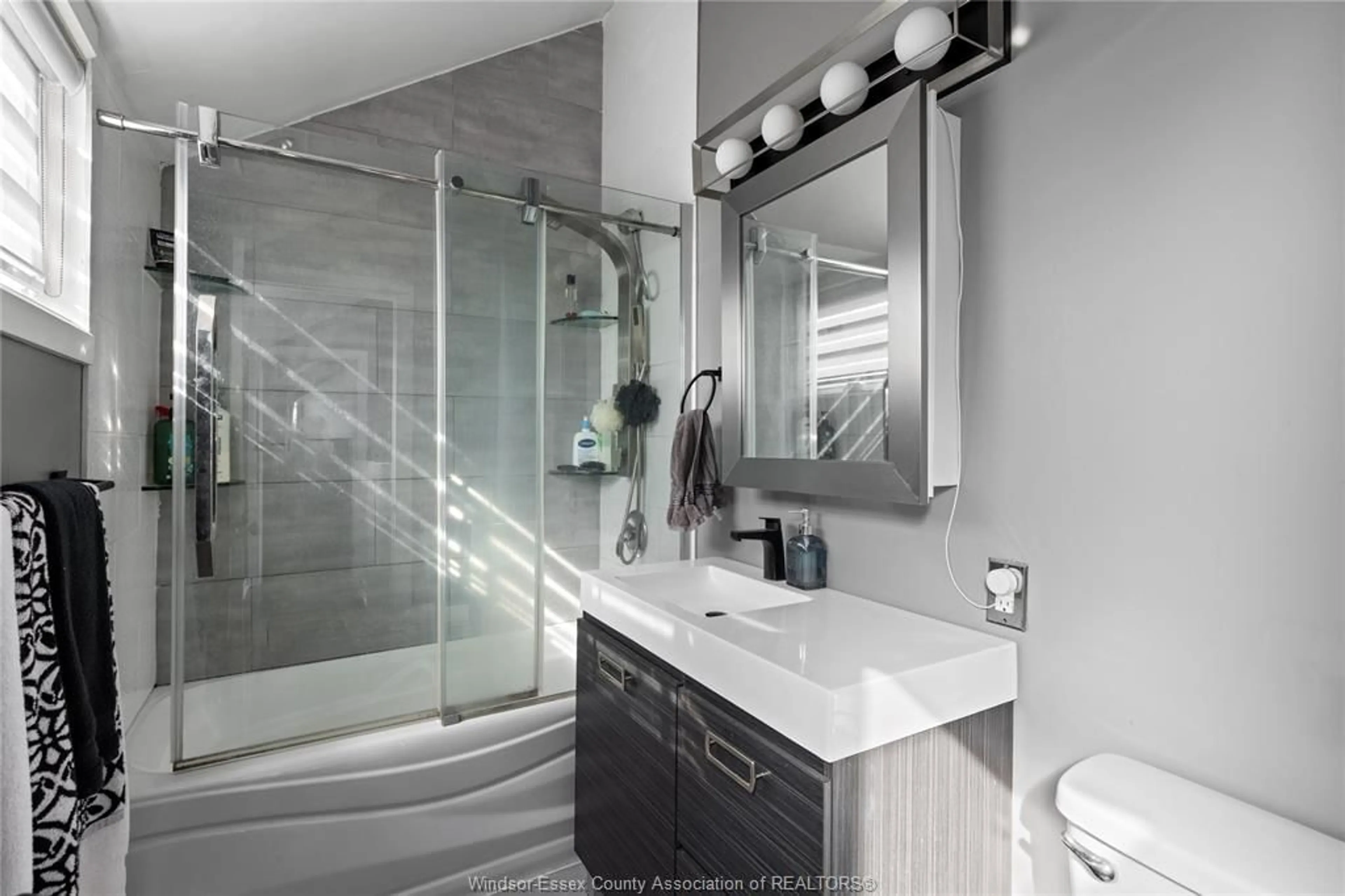 Contemporary bathroom, ceramic/tile floor for 334 LAKEWOOD, Amherstburg Ontario N9V 2Y8