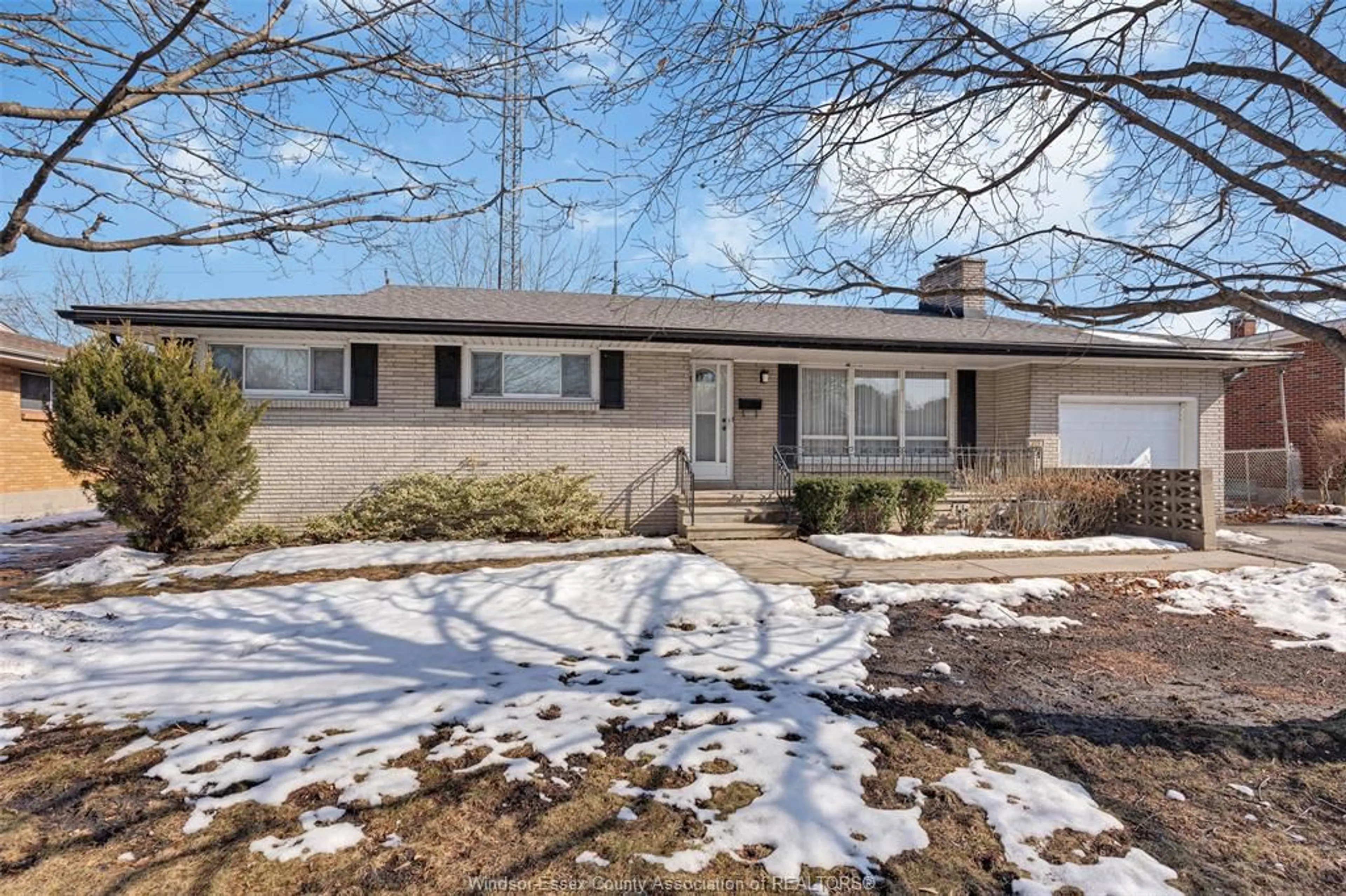 Home with vinyl exterior material, street for 328 ISACK, Windsor Ontario N8S 3V8