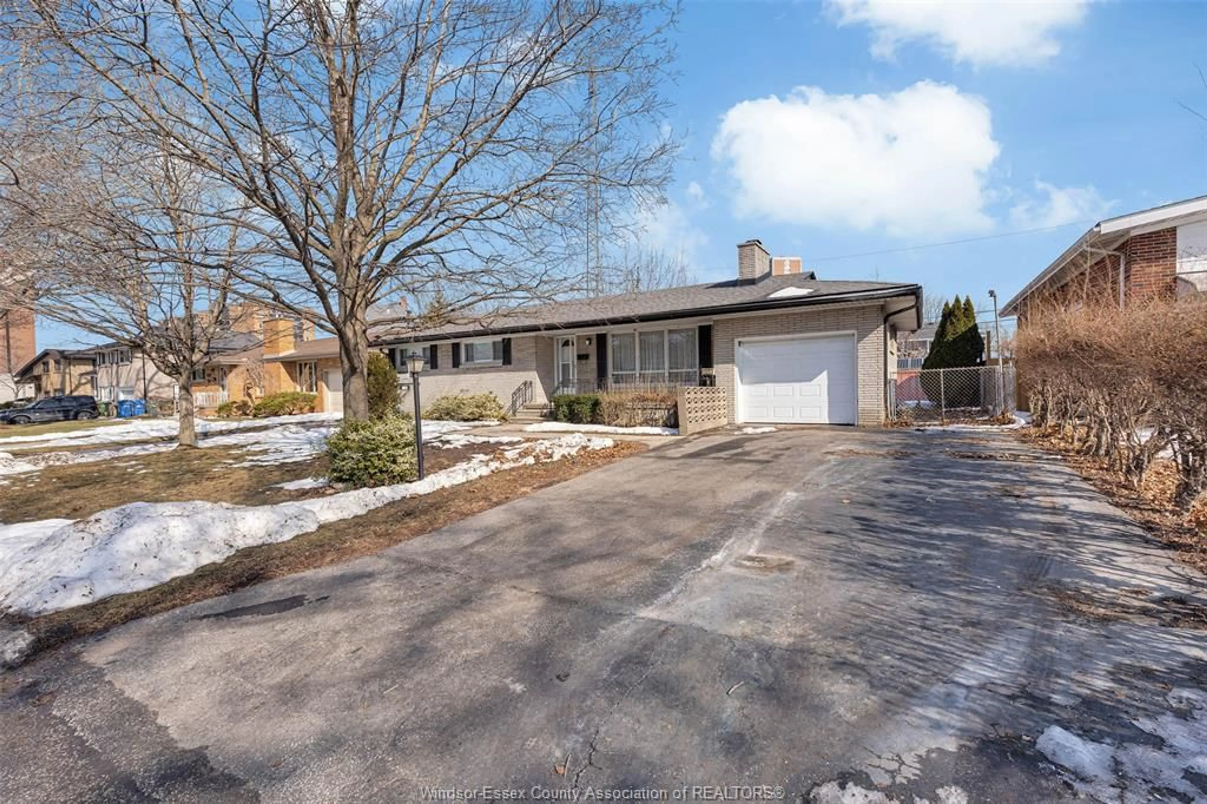 A pic from outside/outdoor area/front of a property/back of a property/a pic from drone, street for 328 ISACK, Windsor Ontario N8S 3V8