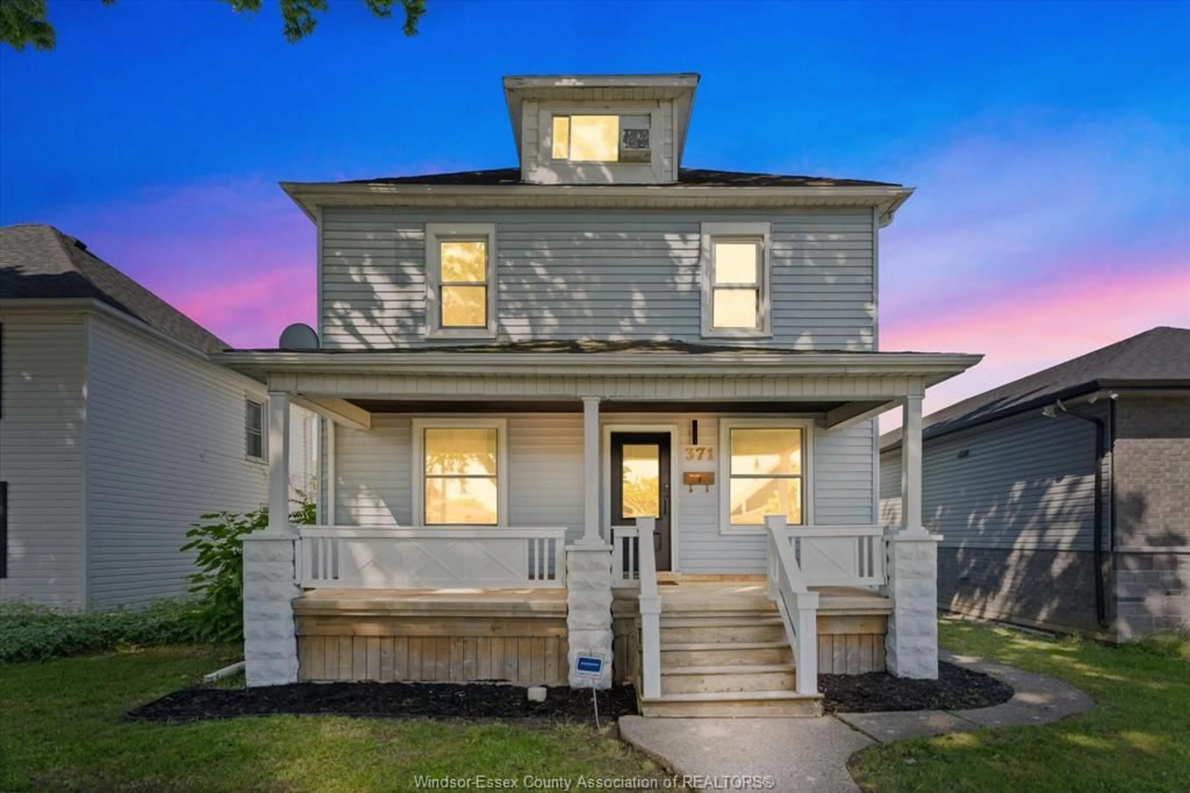 Home with vinyl exterior material, street for 371 Curry, Windsor Ontario N9E 2B6