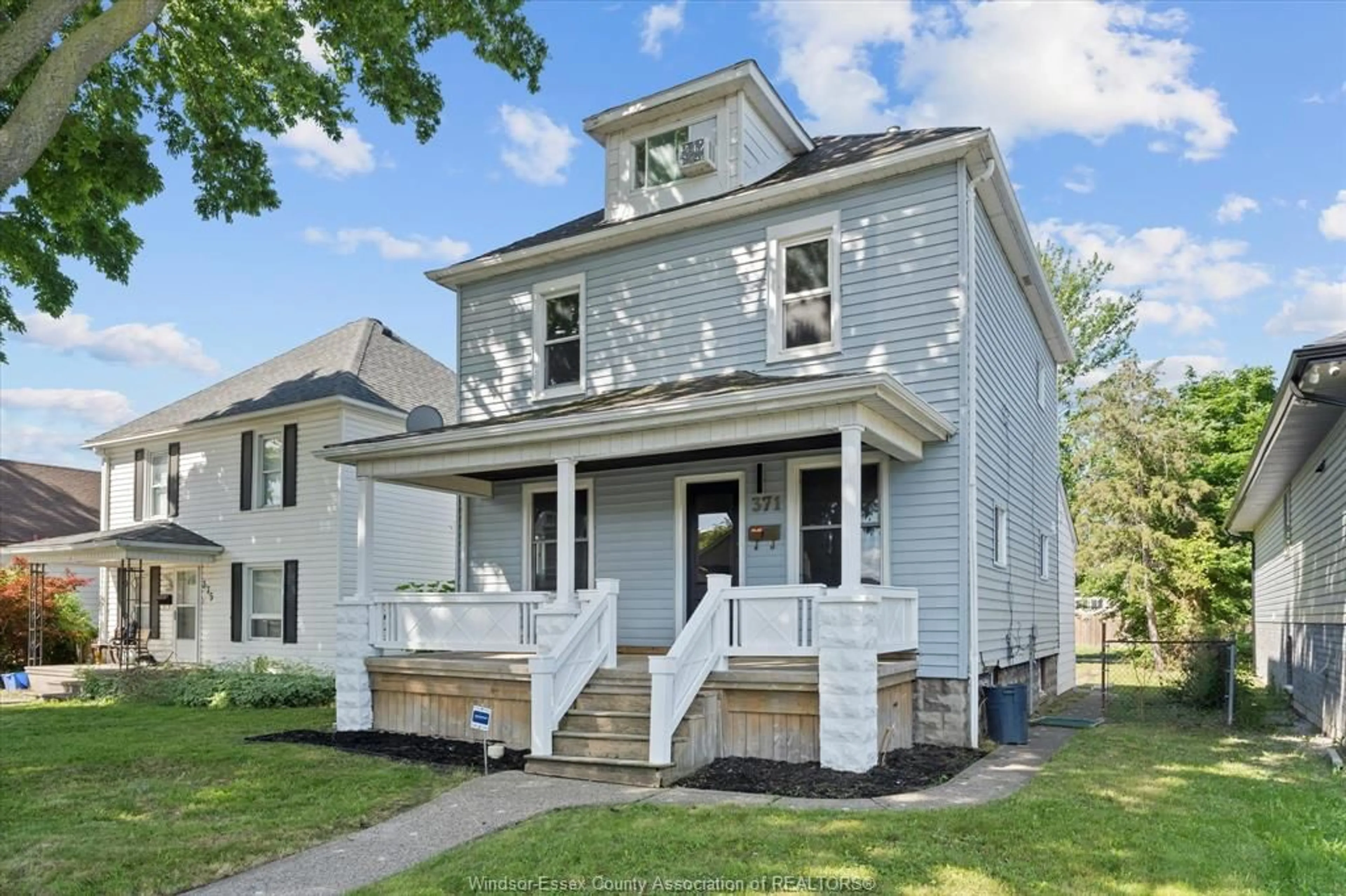 Home with vinyl exterior material, street for 371 Curry, Windsor Ontario N9E 2B6