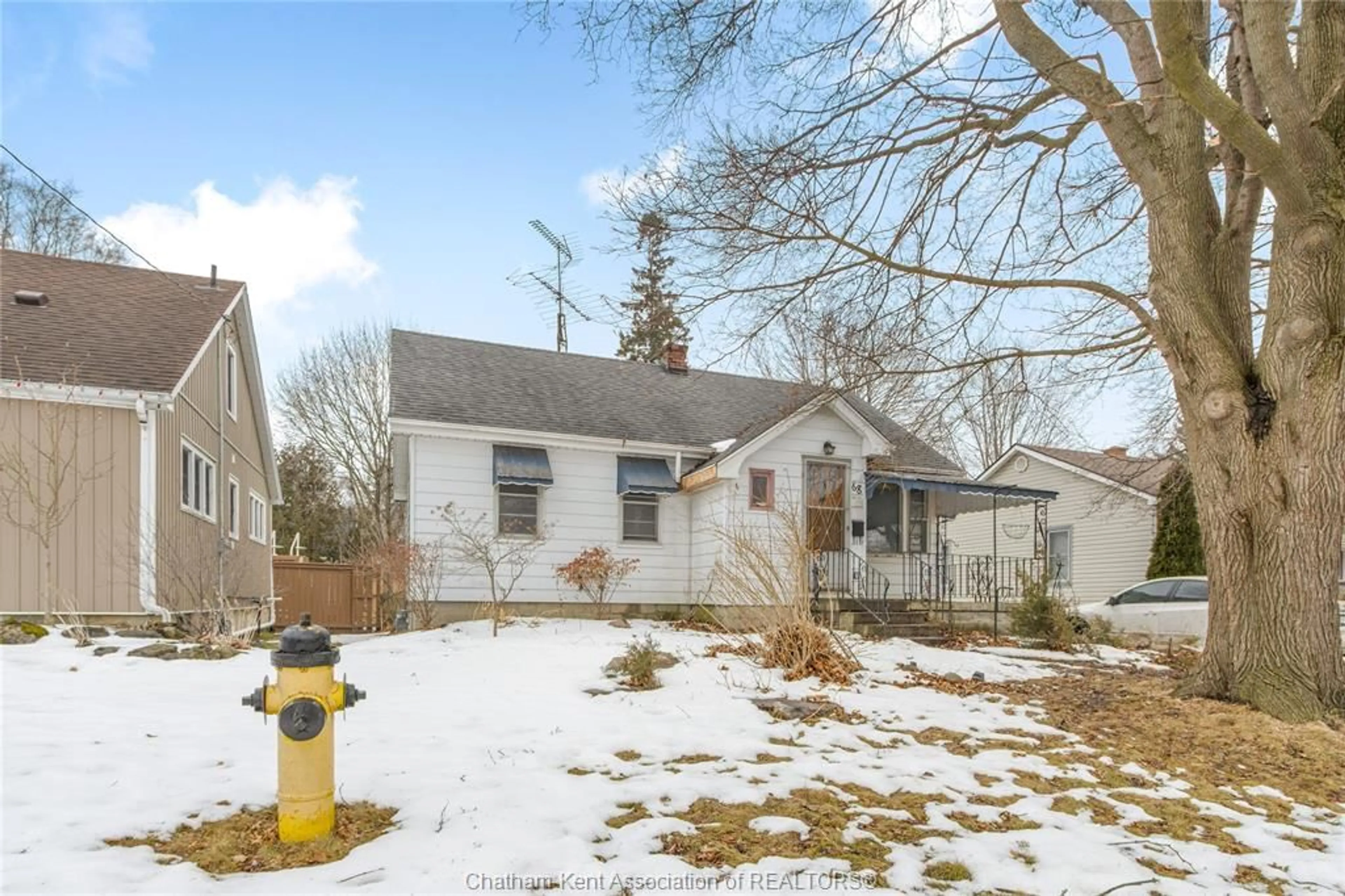 A pic from outside/outdoor area/front of a property/back of a property/a pic from drone, street for 68 TWEEDSMUIR Ave, Chatham Ontario N7M 3Z8