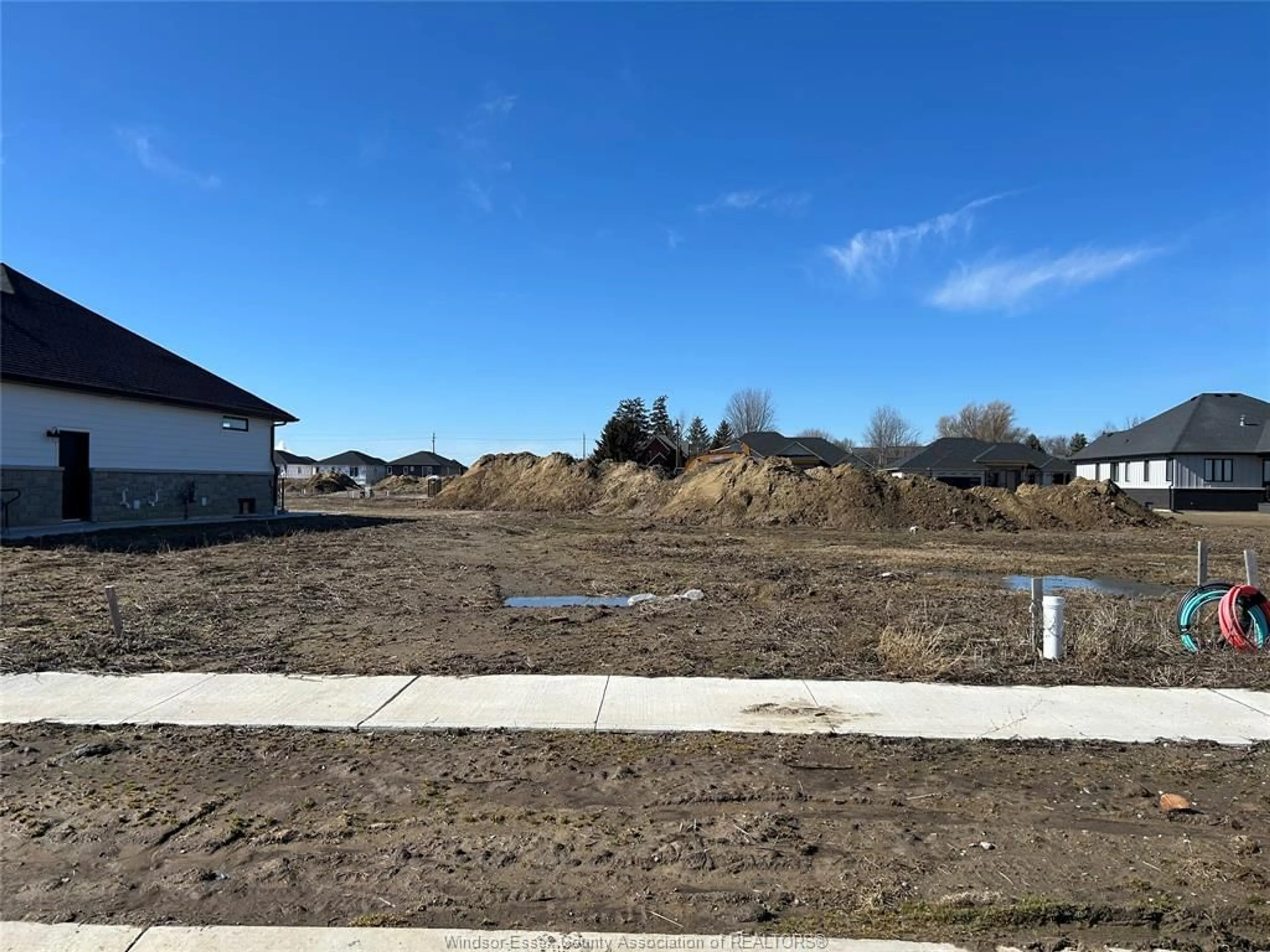 A pic from outside/outdoor area/front of a property/back of a property/a pic from drone, street for 160 ROSEWOOD Cres, Chatham Ontario N7M 0V4