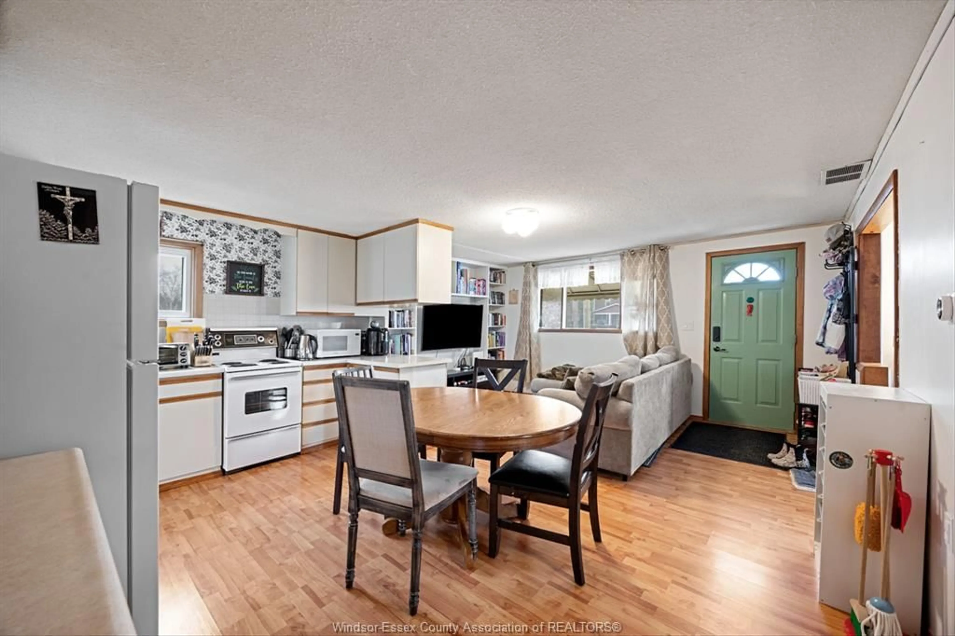 Open concept kitchen, wood/laminate floor for 11938 INTERSECTION Rd, Tecumseh Ontario N8N 0H6