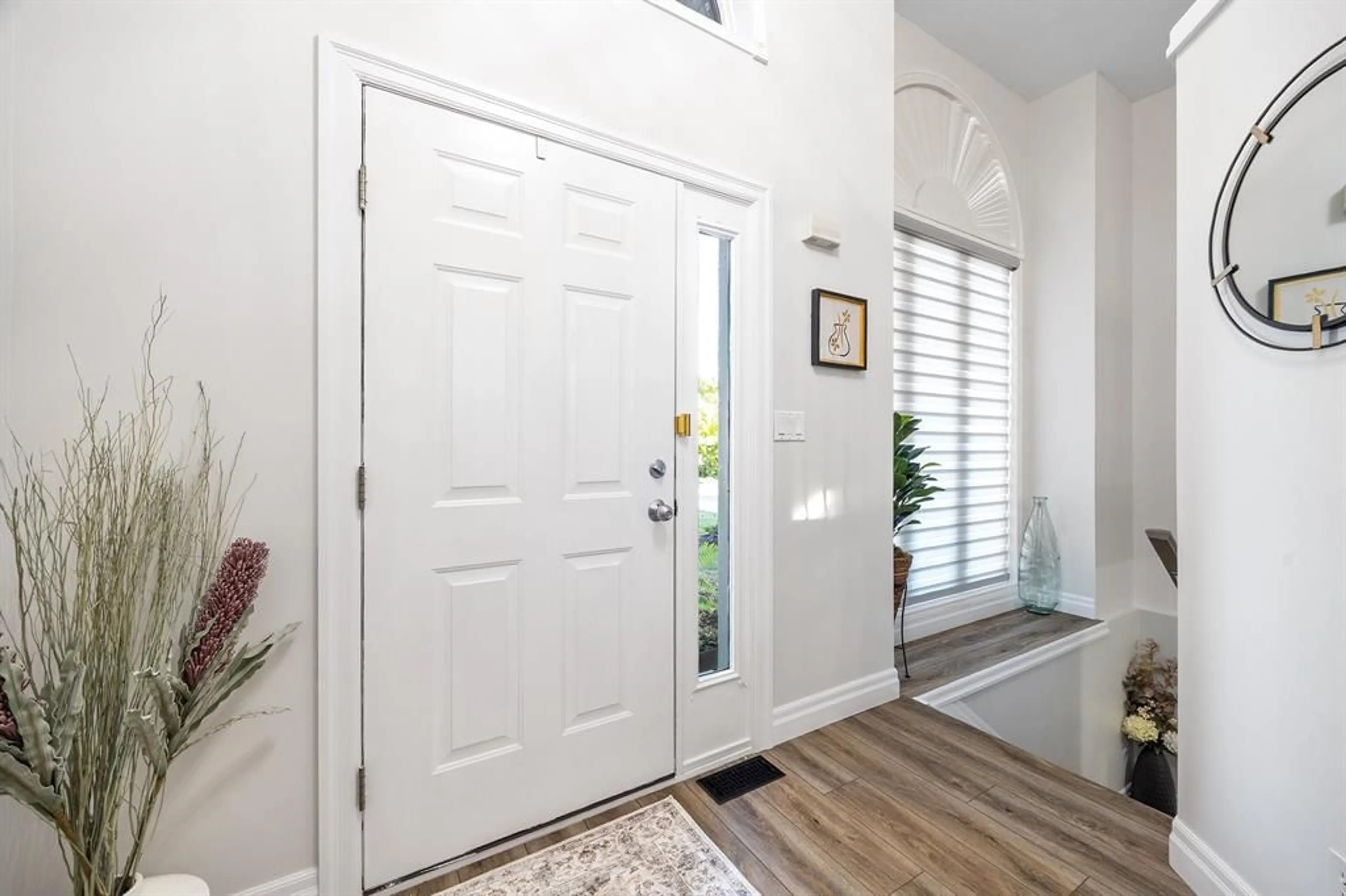 Indoor entryway for 4279 MARLO Cres, Windsor Ontario N9G 2Y6