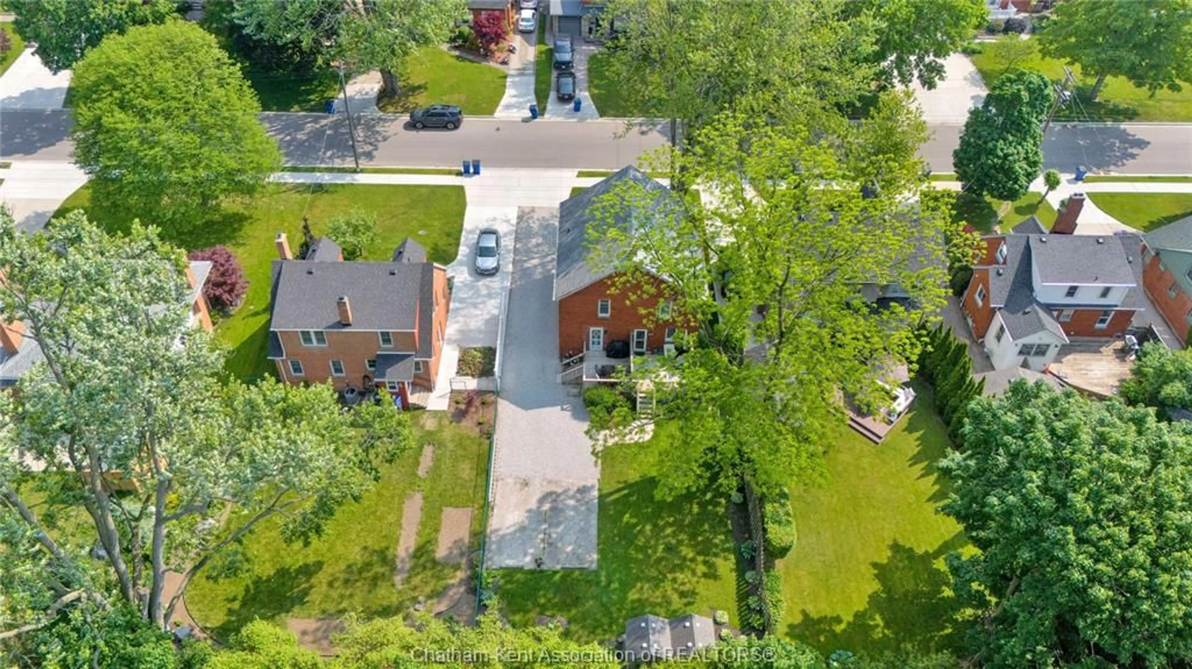 A pic from outside/outdoor area/front of a property/back of a property/a pic from drone, street for 210-212 Elizabeth St, Chatham Ontario N7L 2Y7