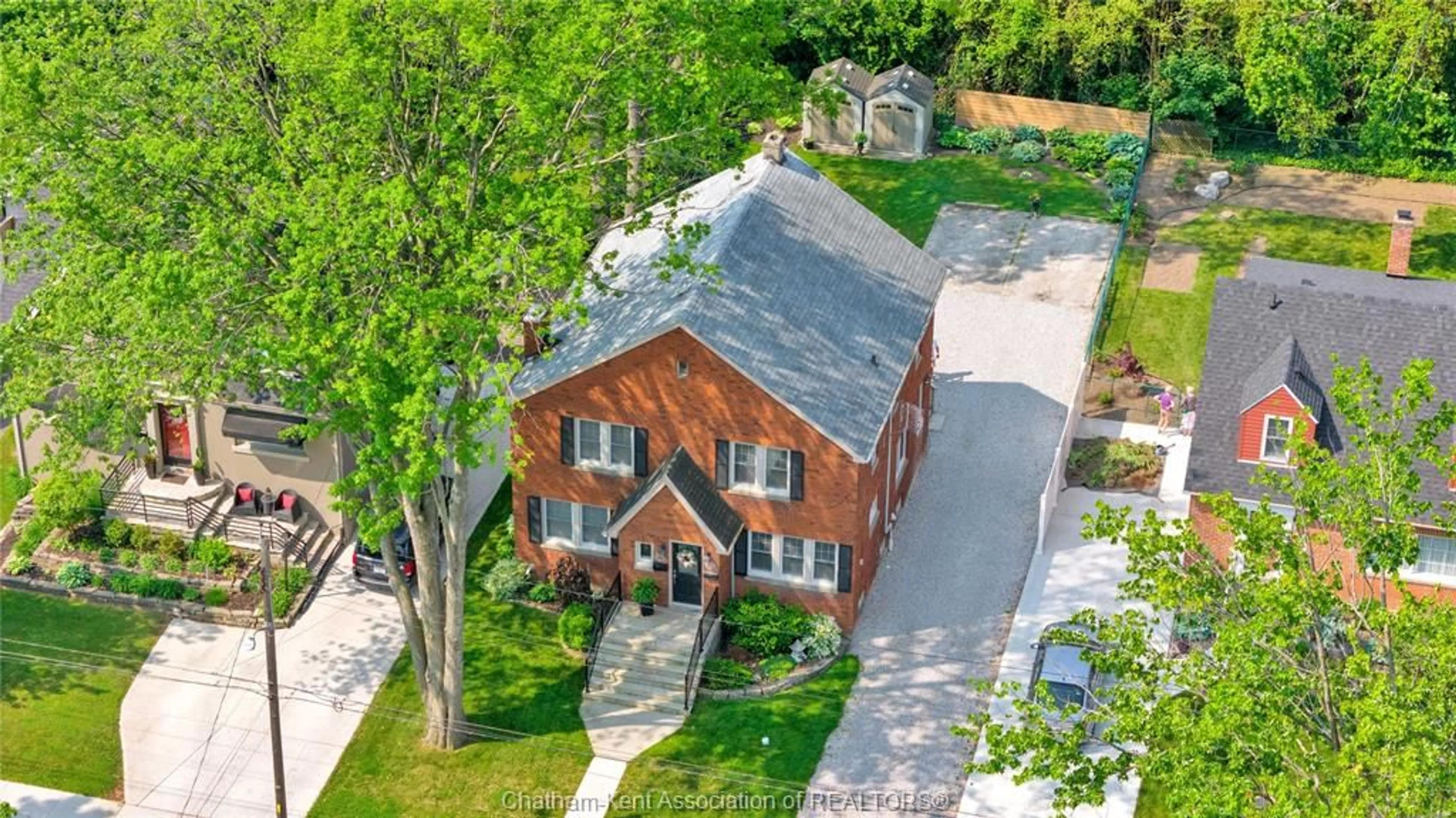 A pic from outside/outdoor area/front of a property/back of a property/a pic from drone, street for 210-212 Elizabeth St, Chatham Ontario N7L 2Y7