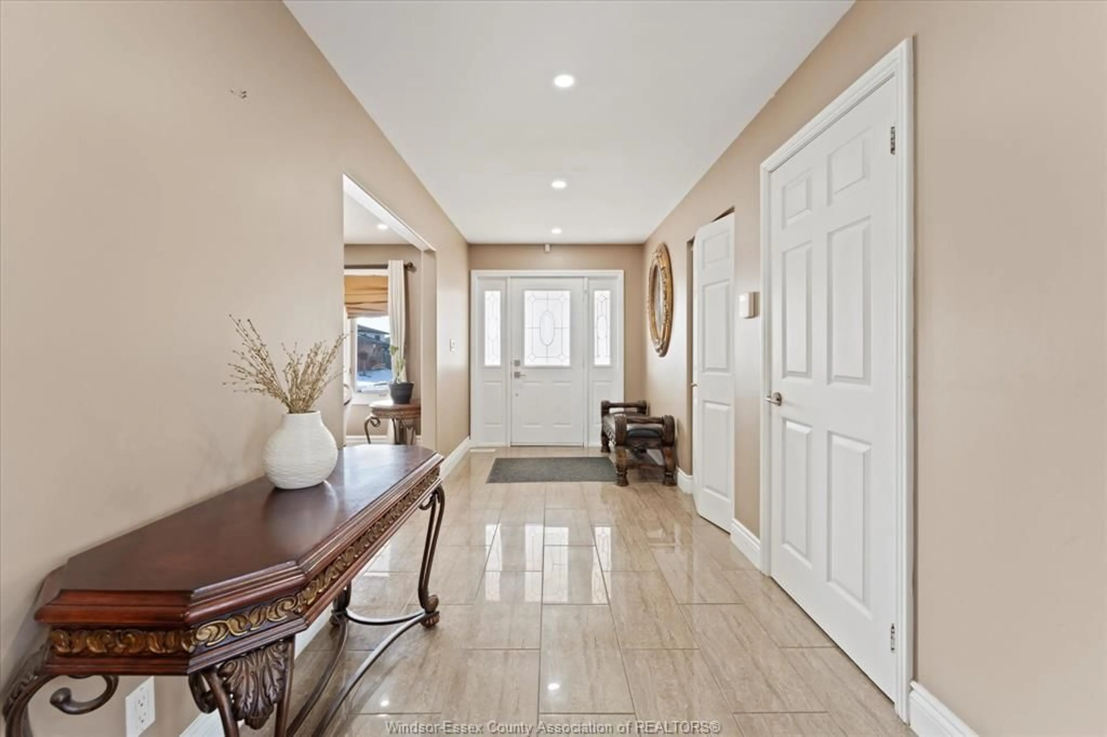 Indoor entryway for 2972 JENNIFER, Windsor Ontario N8W 5J2