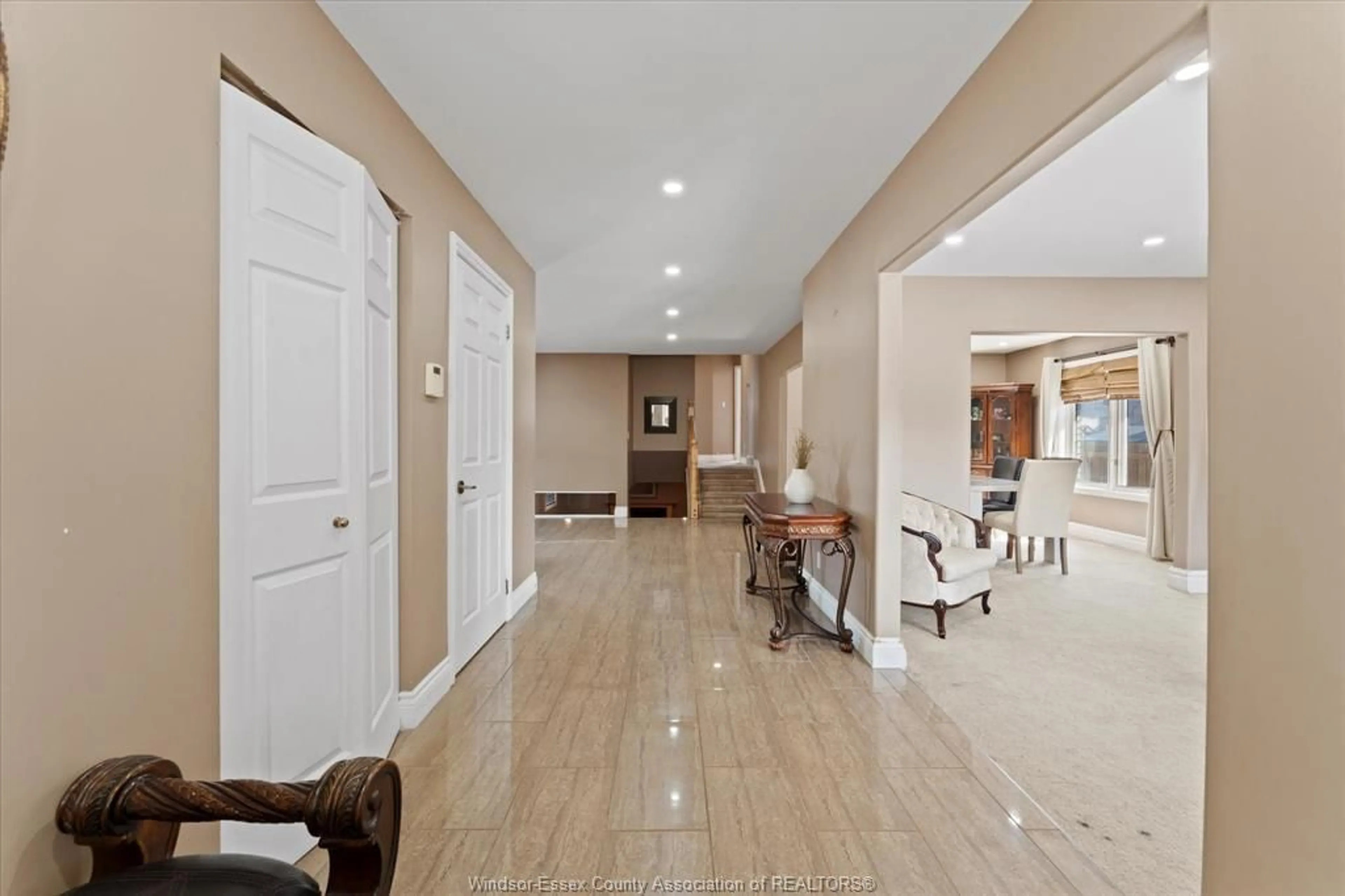 Indoor foyer for 2972 JENNIFER, Windsor Ontario N8W 5J2