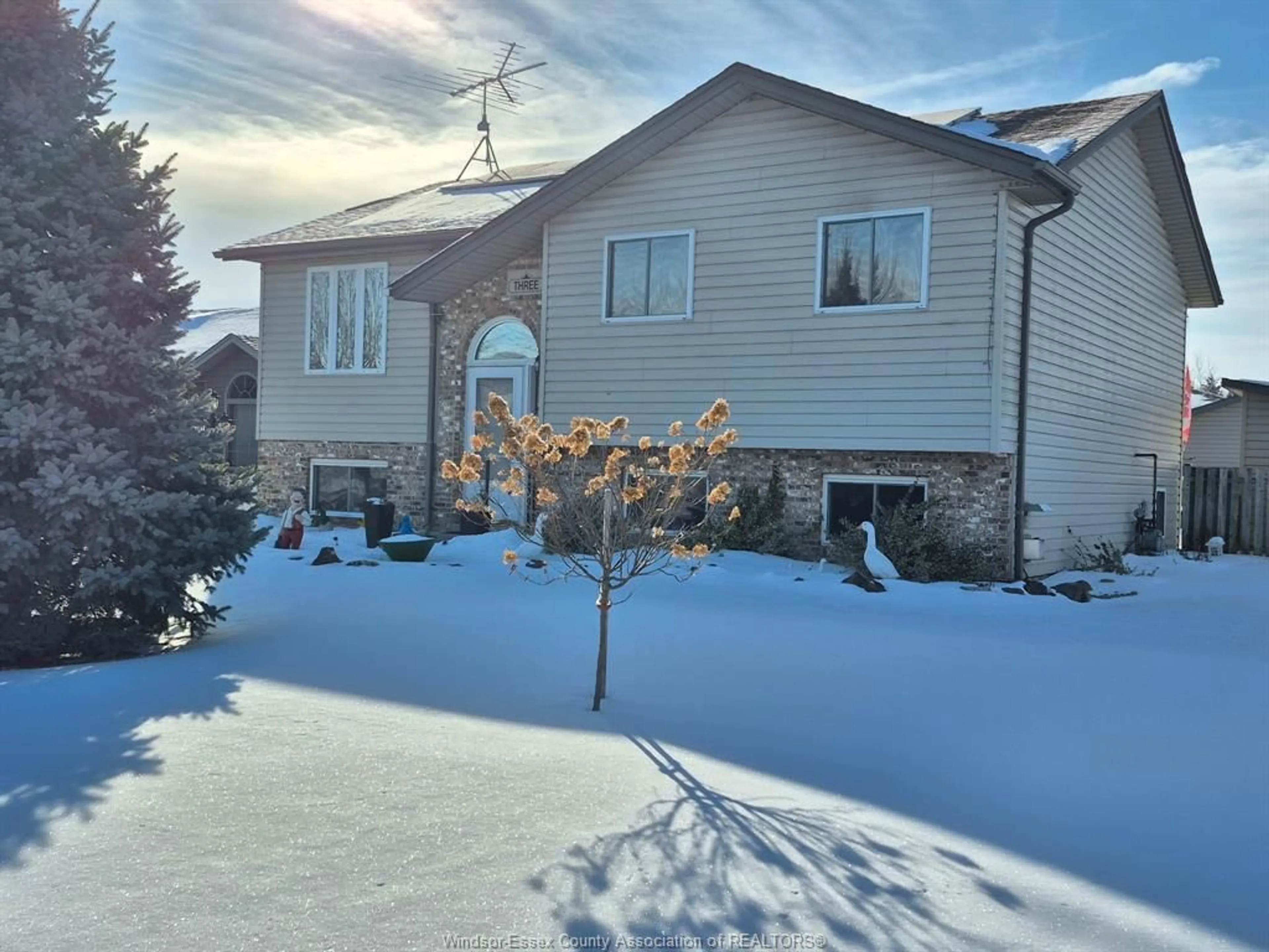 A pic from outside/outdoor area/front of a property/back of a property/a pic from drone, street for 3 HAINER, Amherstburg Ontario N9V 4A2