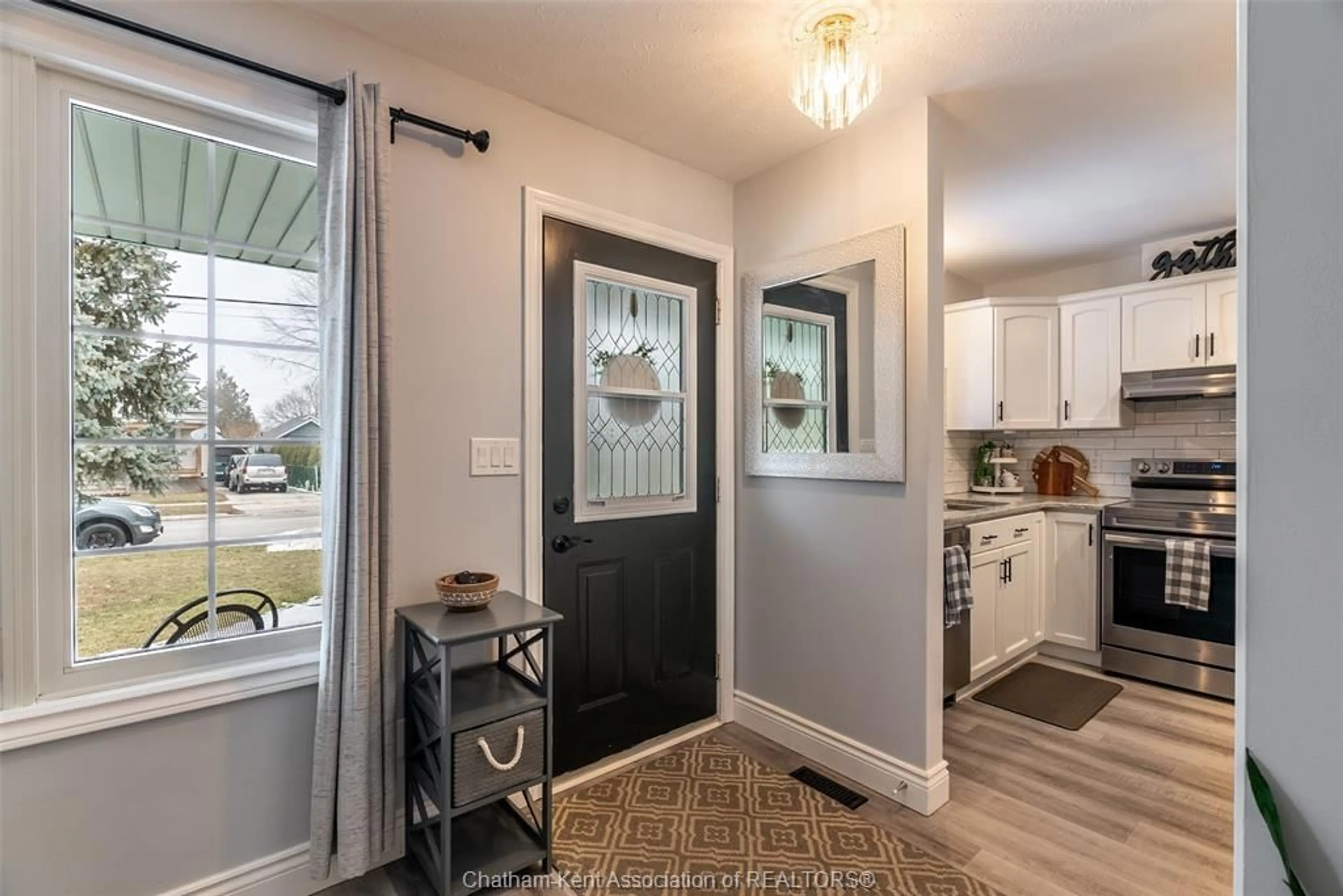 Indoor entryway for 192 Woods St, Chatham Ontario N7L 3R5