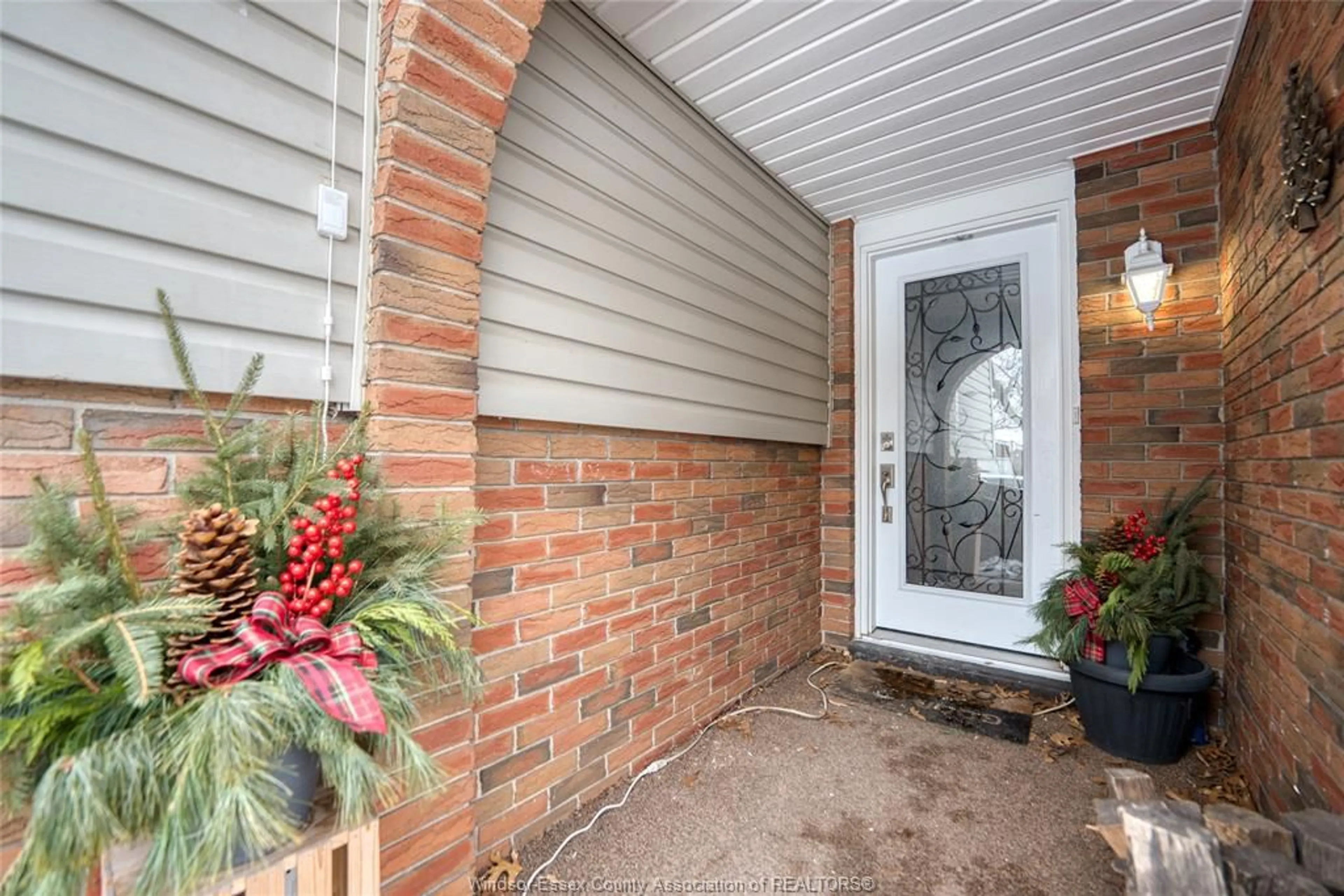 Indoor entryway for 9485 RIDGE, Windsor Ontario N8R 1G5