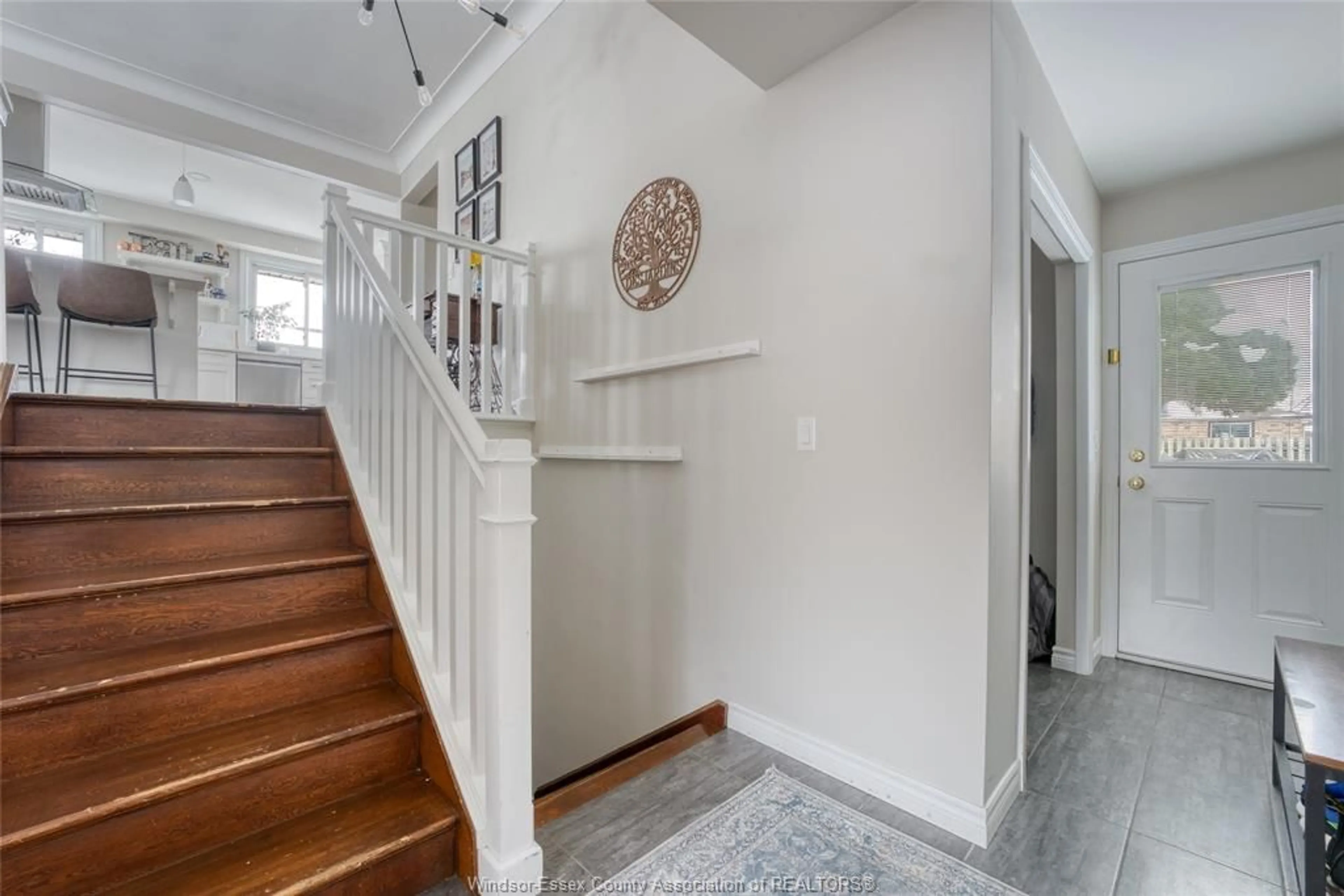 Indoor entryway for 9485 RIDGE, Windsor Ontario N8R 1G5