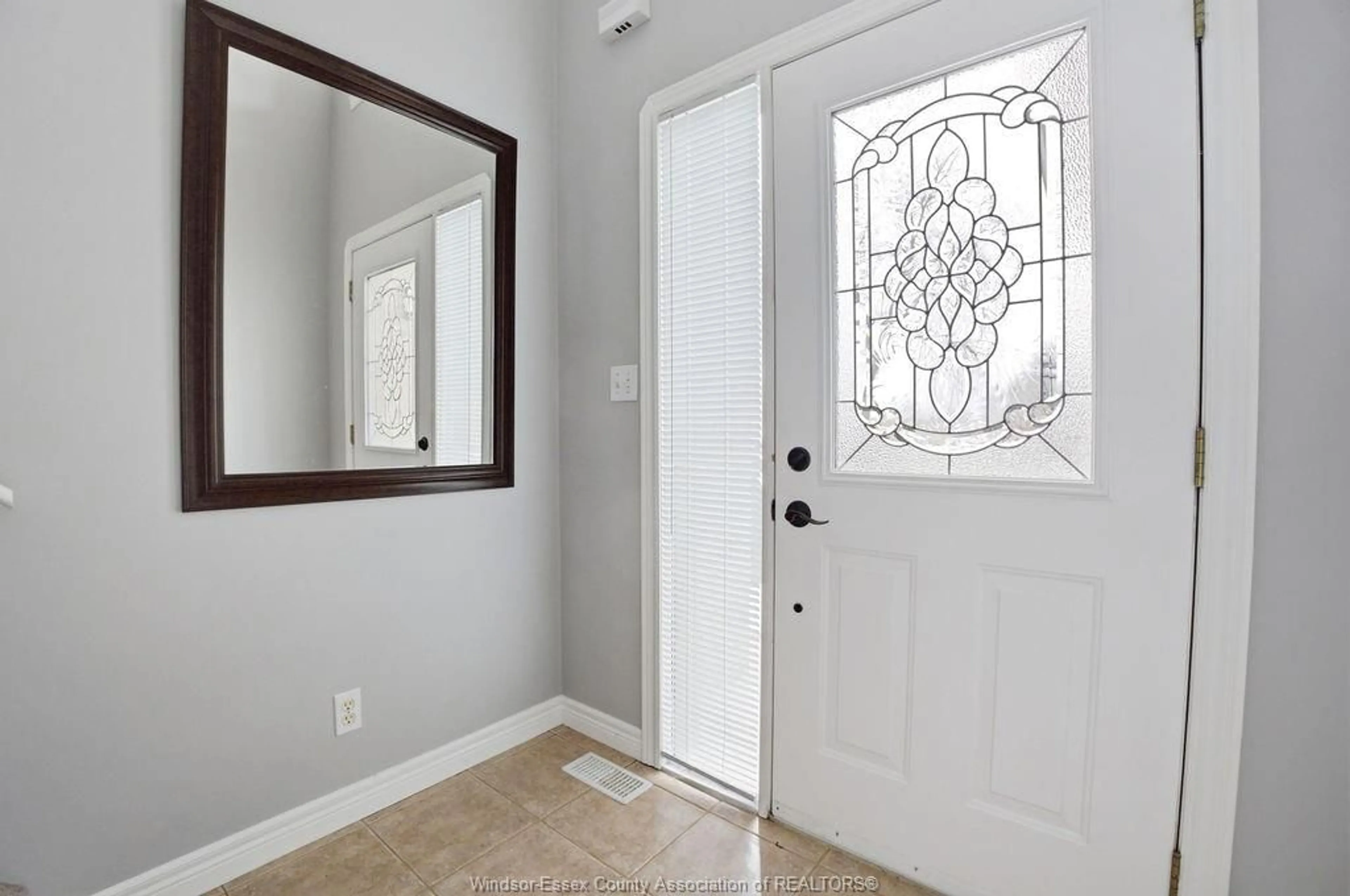 Indoor entryway for 2488 TIMBERCREST Ave, Windsor Ontario N8P 1S2