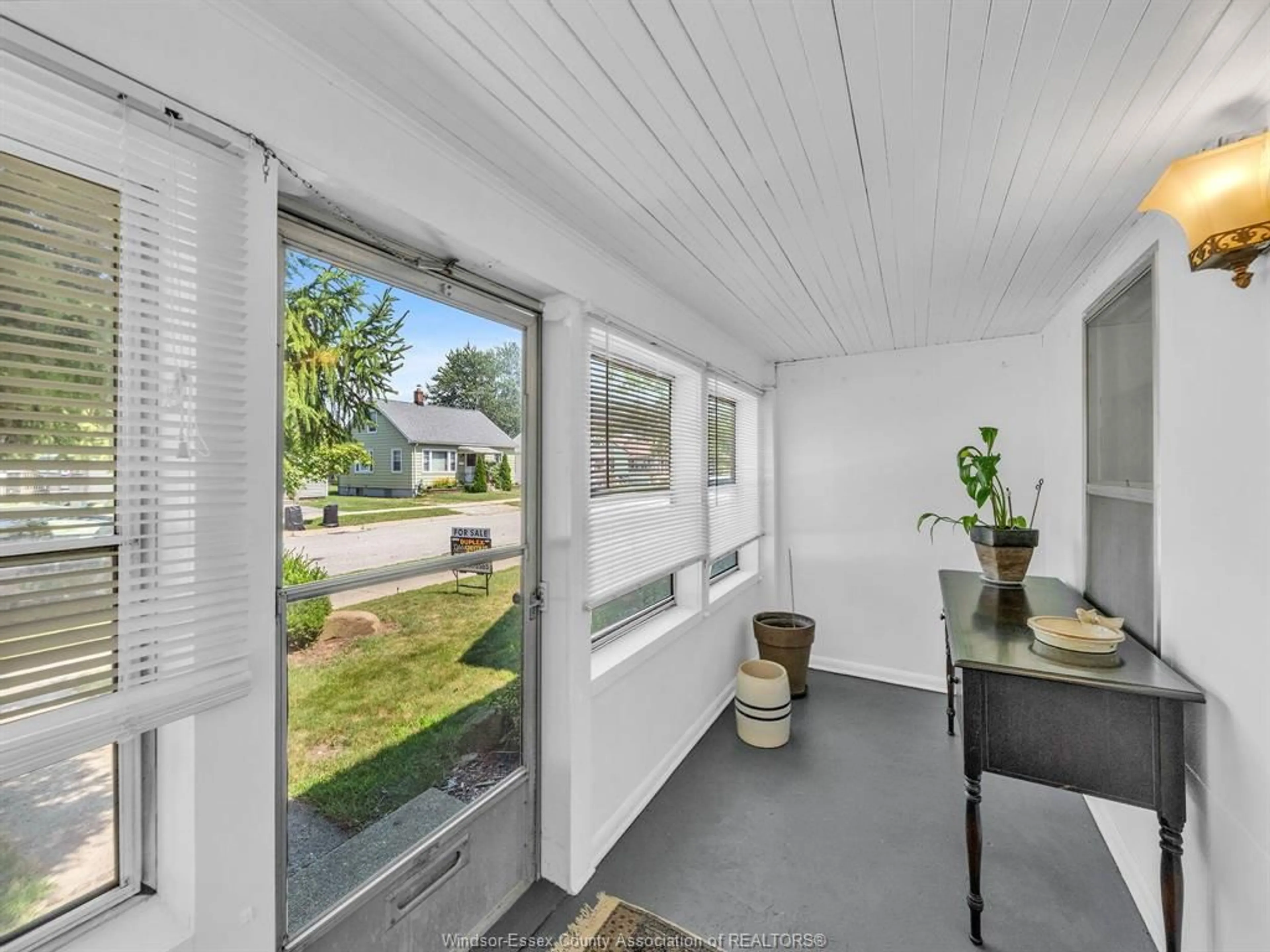 Indoor entryway for 77-79 Pearl St, Kingsville Ontario N9Y 1V5