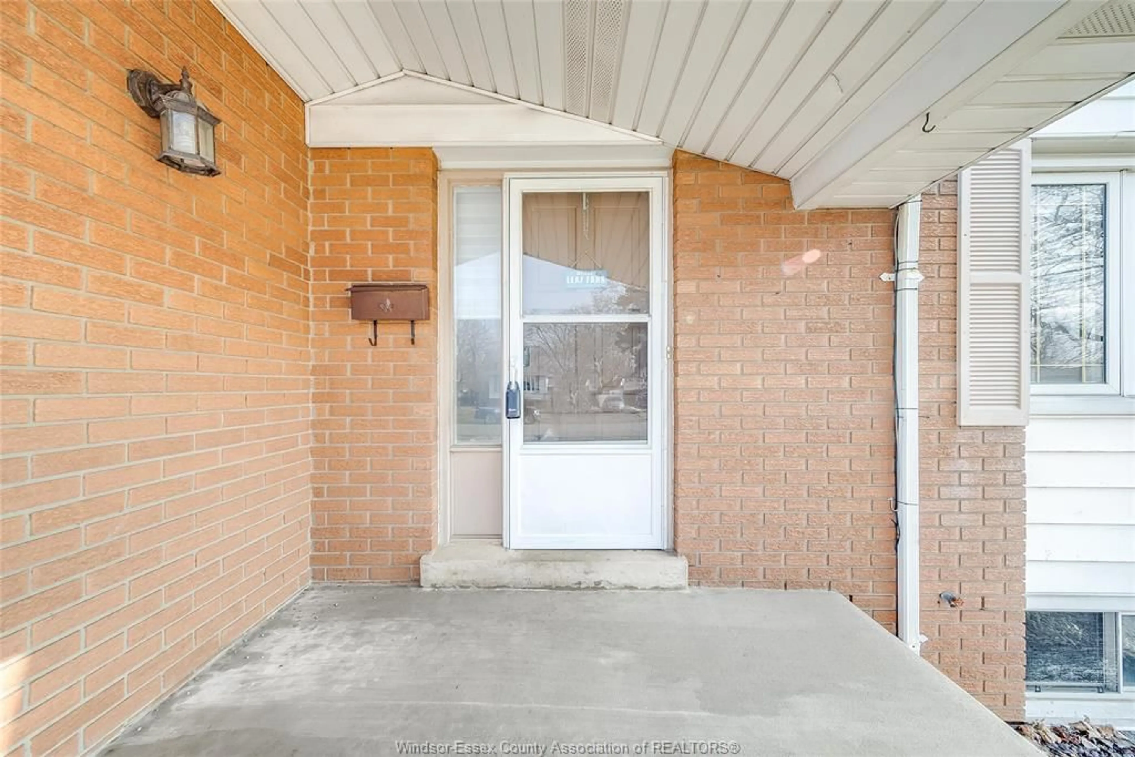 Indoor entryway for 276 BRIEN Ave, Essex Ontario N8M 2P8