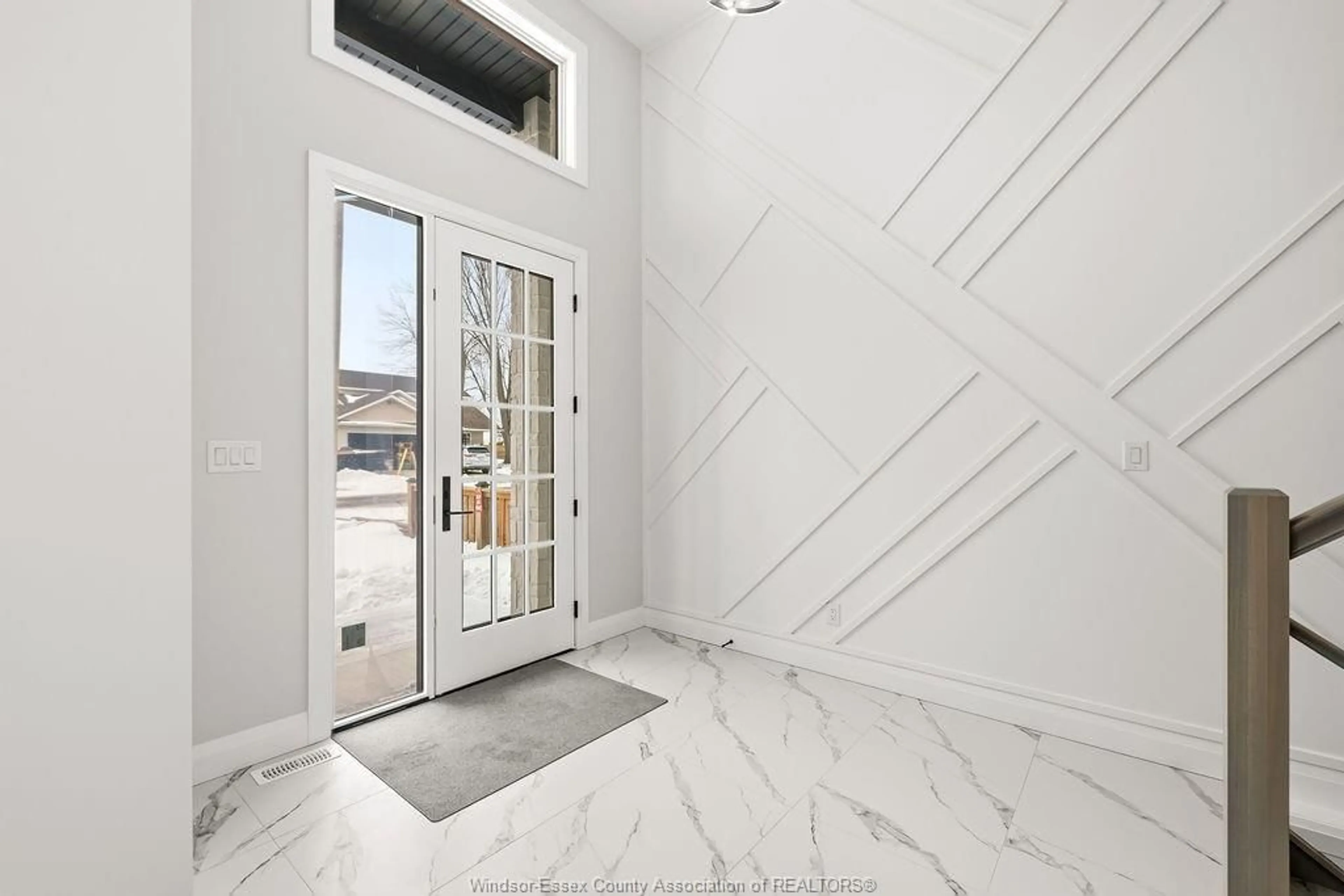 Indoor entryway for 1063 MAPLE Ave, Kingsville Ontario N9Y 3T5