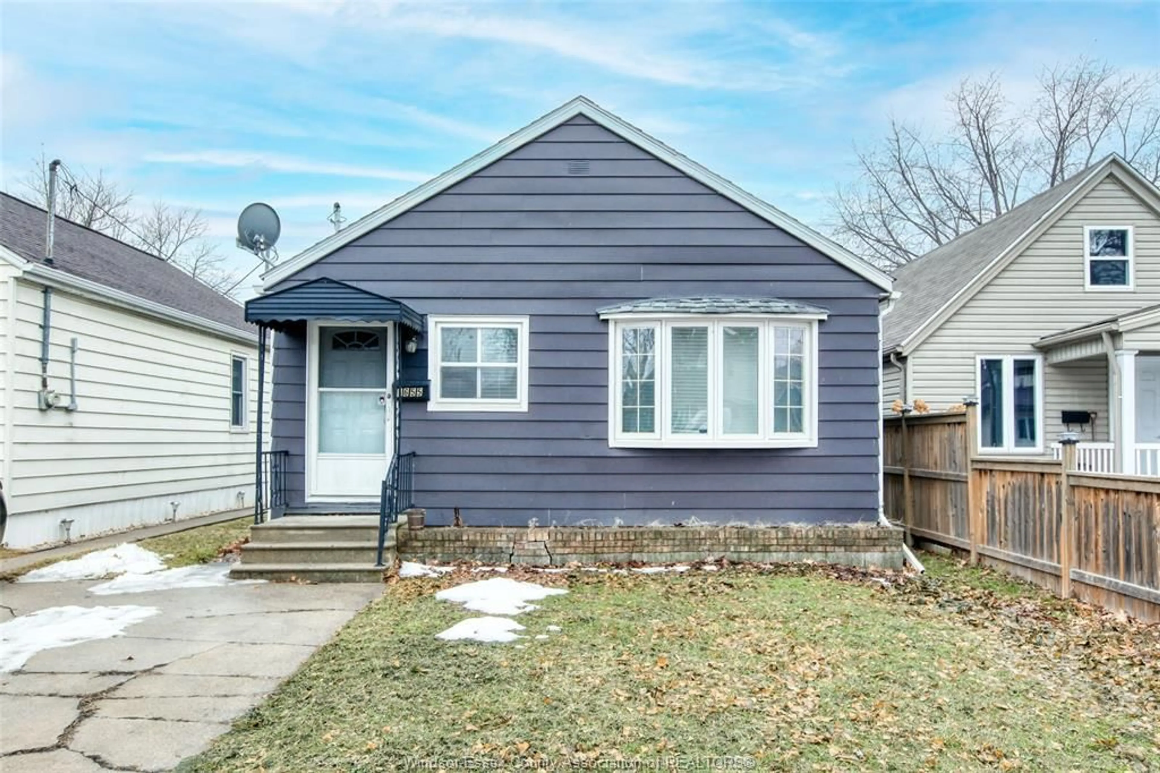 Home with vinyl exterior material, street for 1655 FORD Blvd, Windsor Ontario N8T 2C9