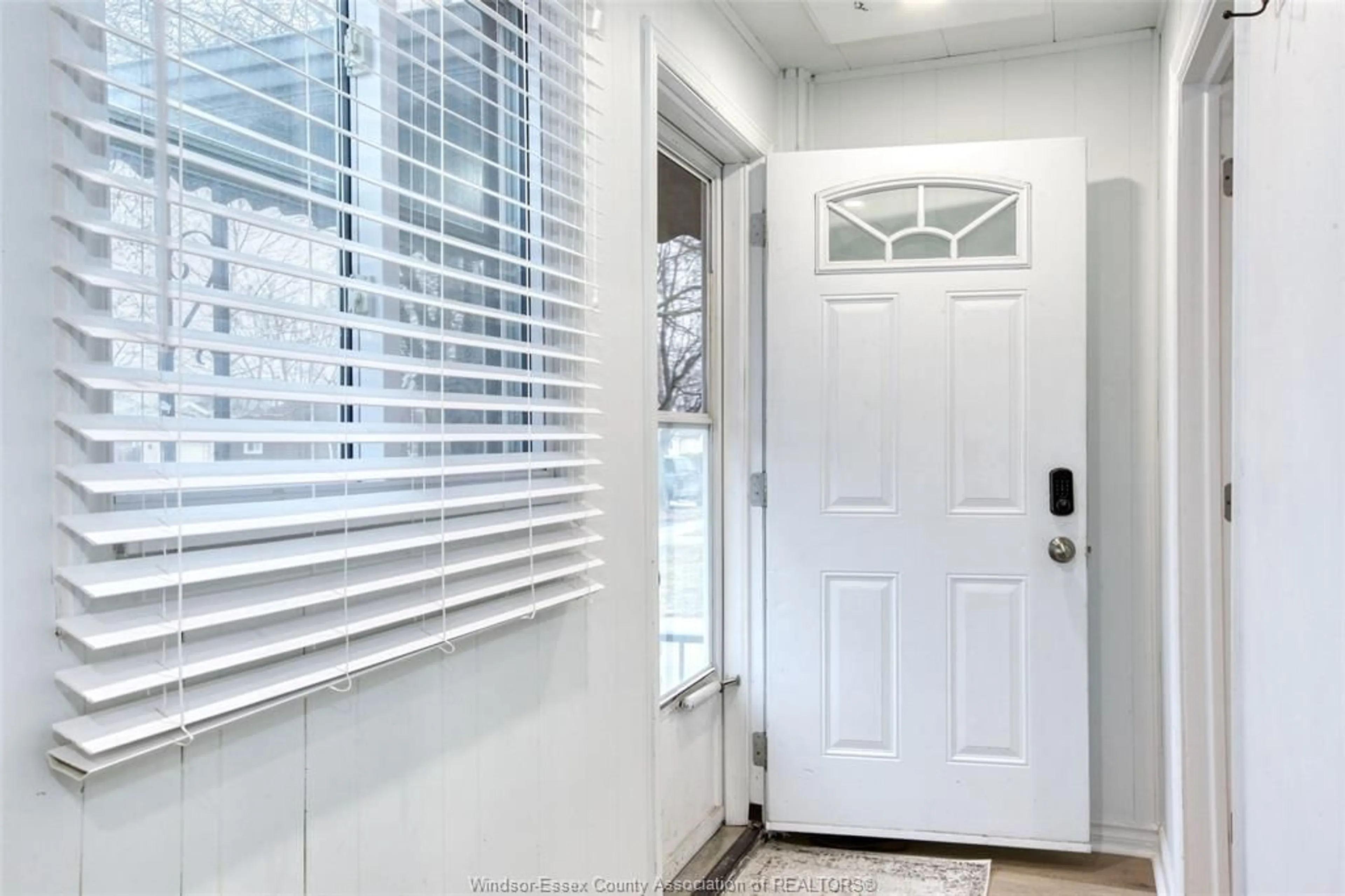 Indoor entryway for 1655 FORD Blvd, Windsor Ontario N8T 2C9