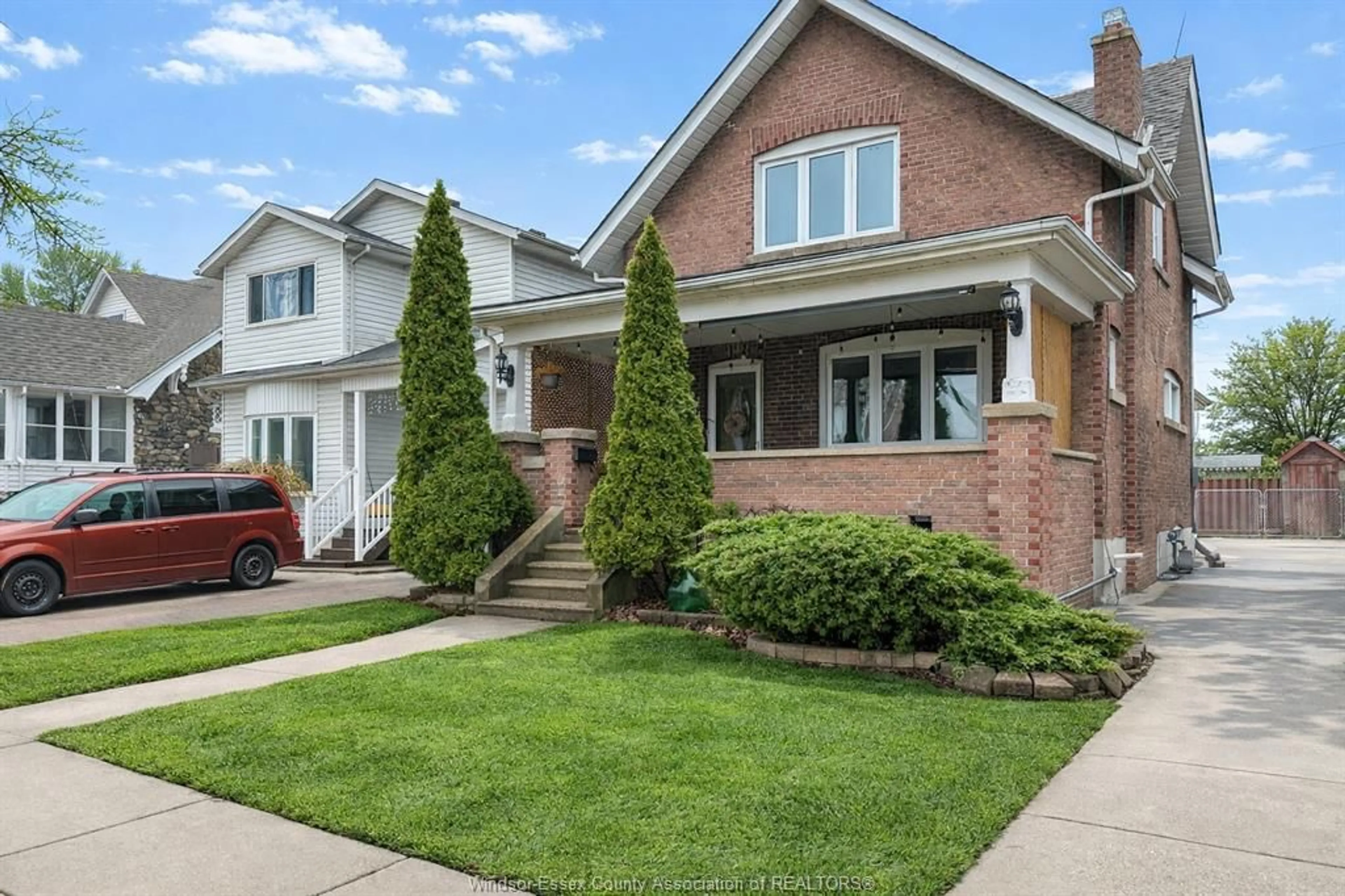 Home with brick exterior material, street for 961 LAWRENCE, Windsor Ontario N8Y 3Z9