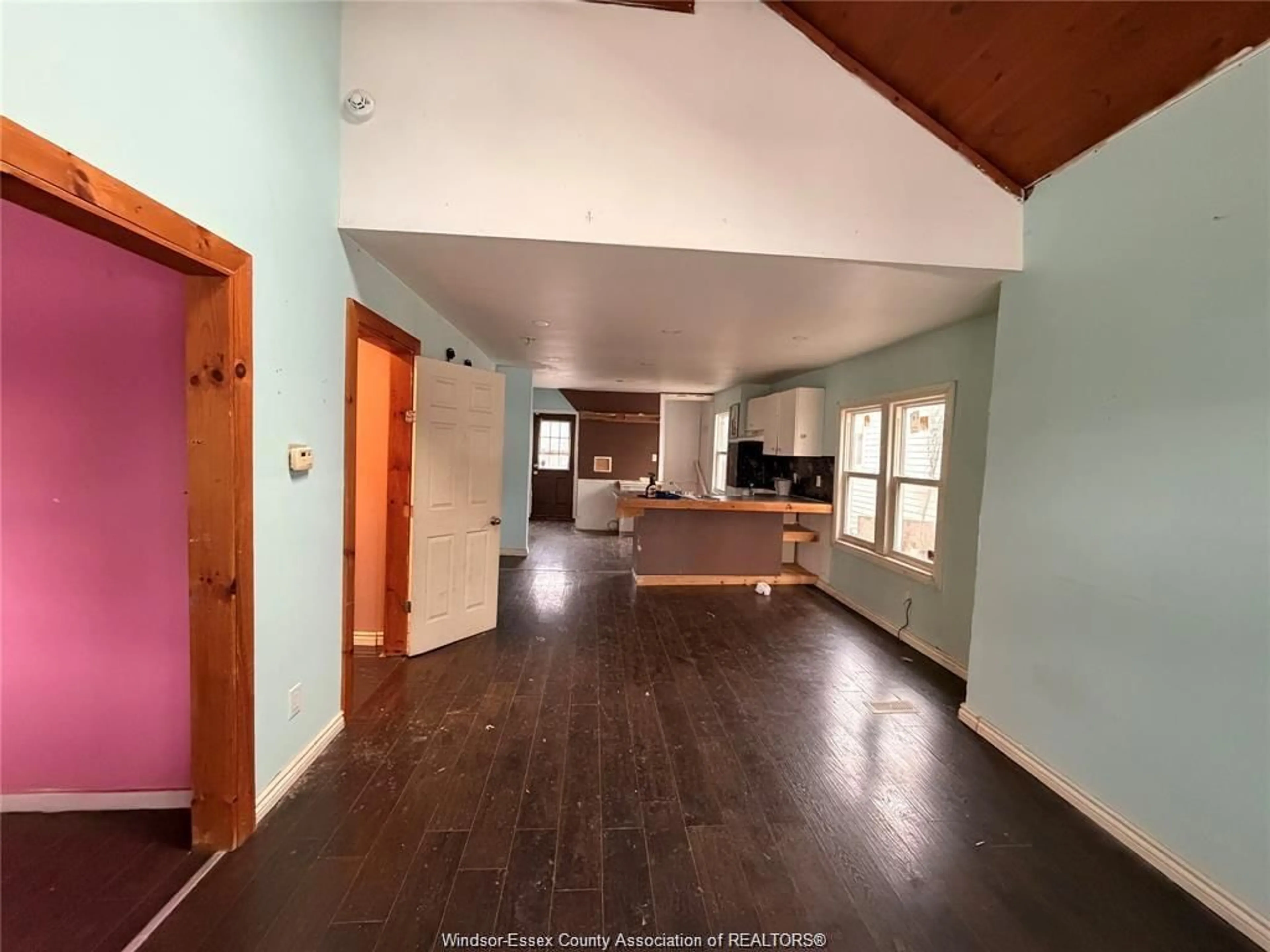 A pic of a room for 1030 OAK St, Windsor Ontario N9A 5G4