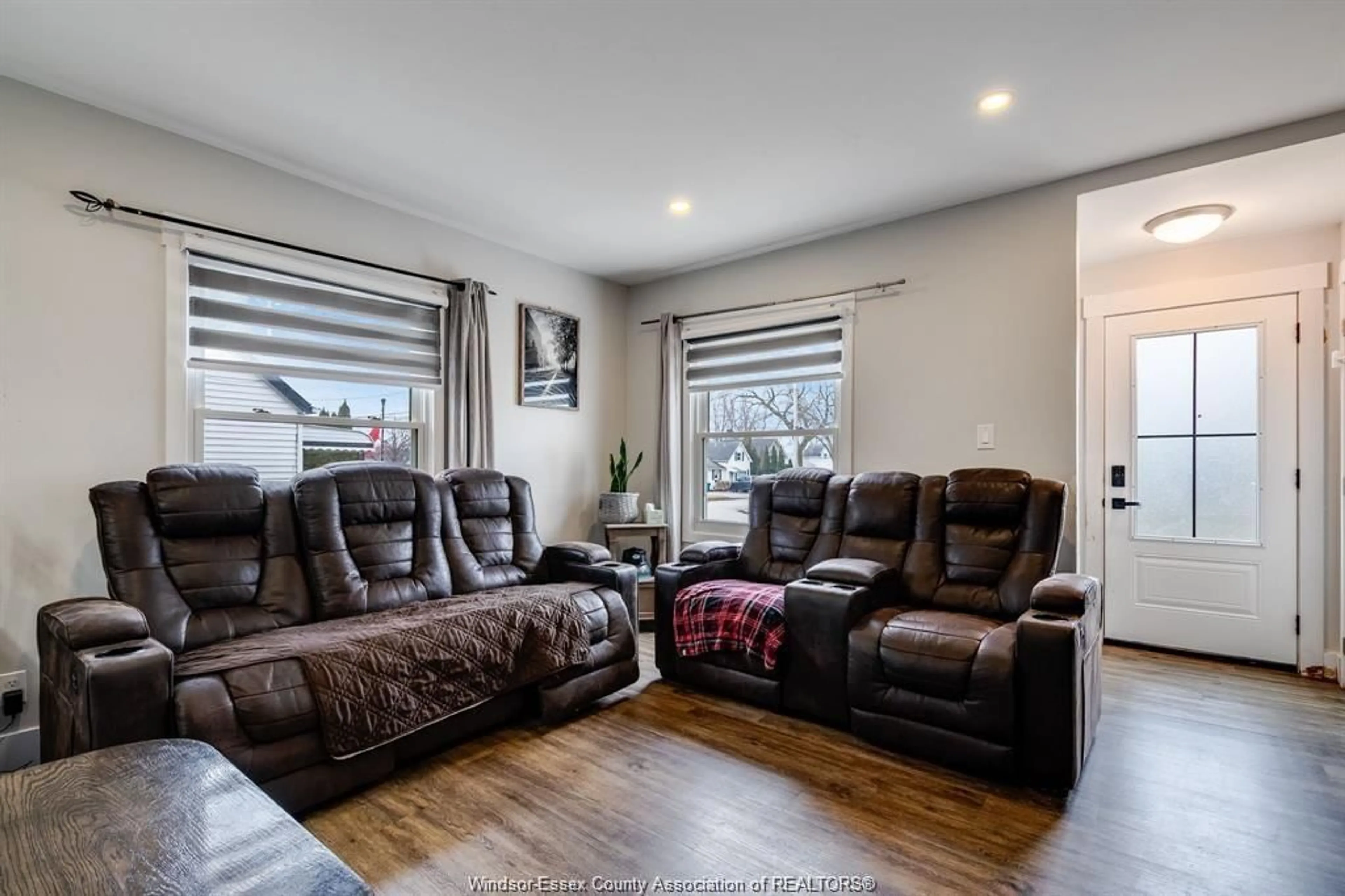 Living room with furniture, wood/laminate floor for 29 WILKINSON Dr, Leamington Ontario N8N 1A1