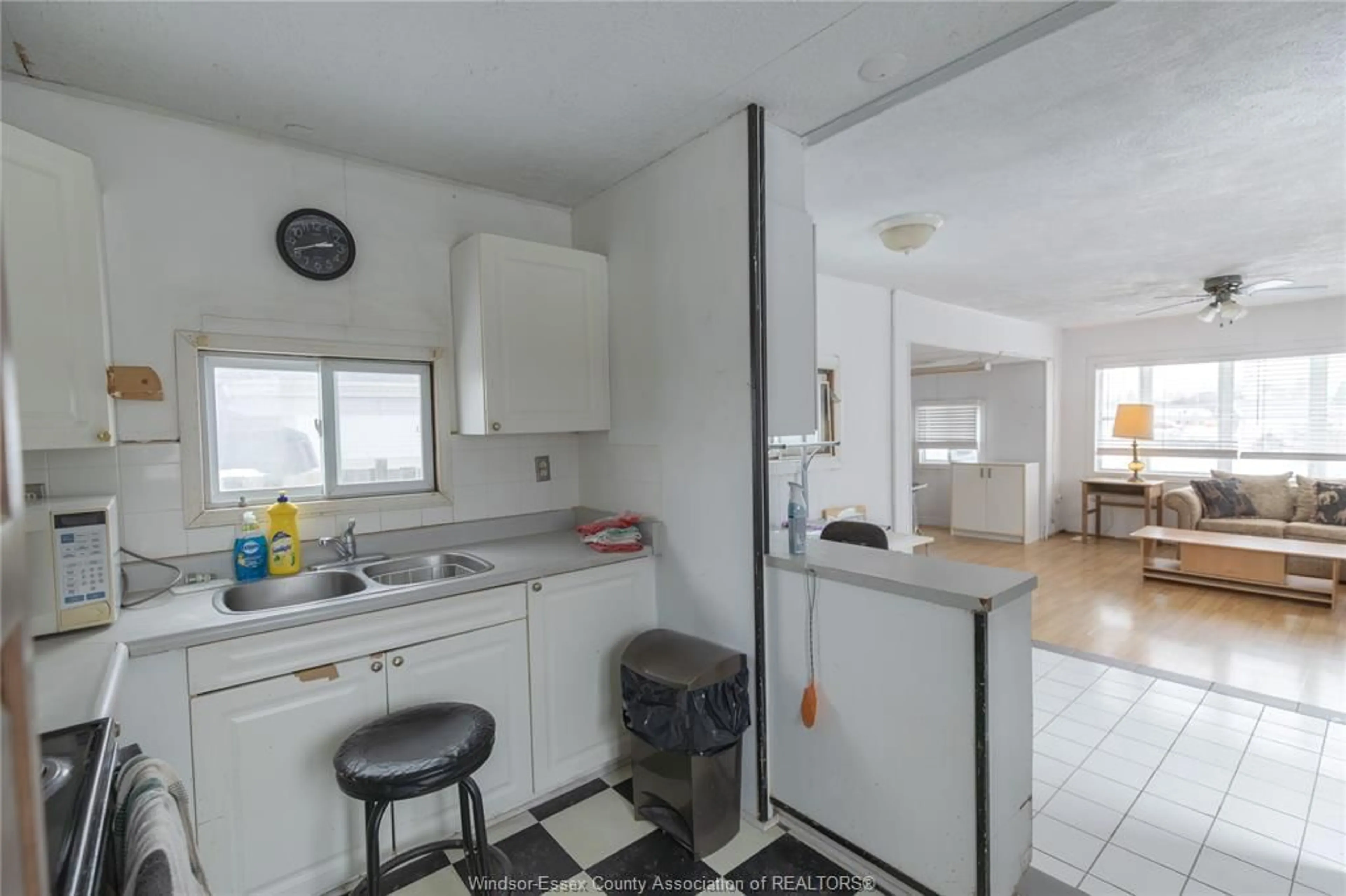 Standard kitchen, unknown for 3 OAK Crt, McGregor Ontario N0R 1J0