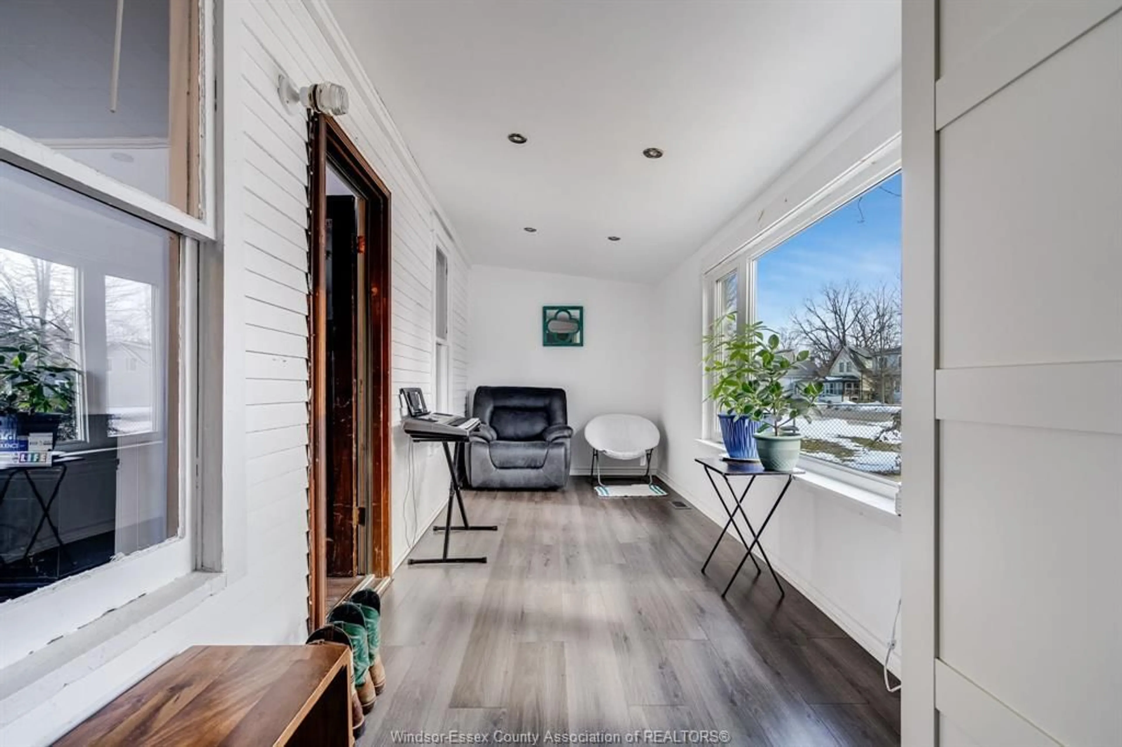 Indoor entryway for 40 Stanley St, Kingsville Ontario N9Y 1Y1