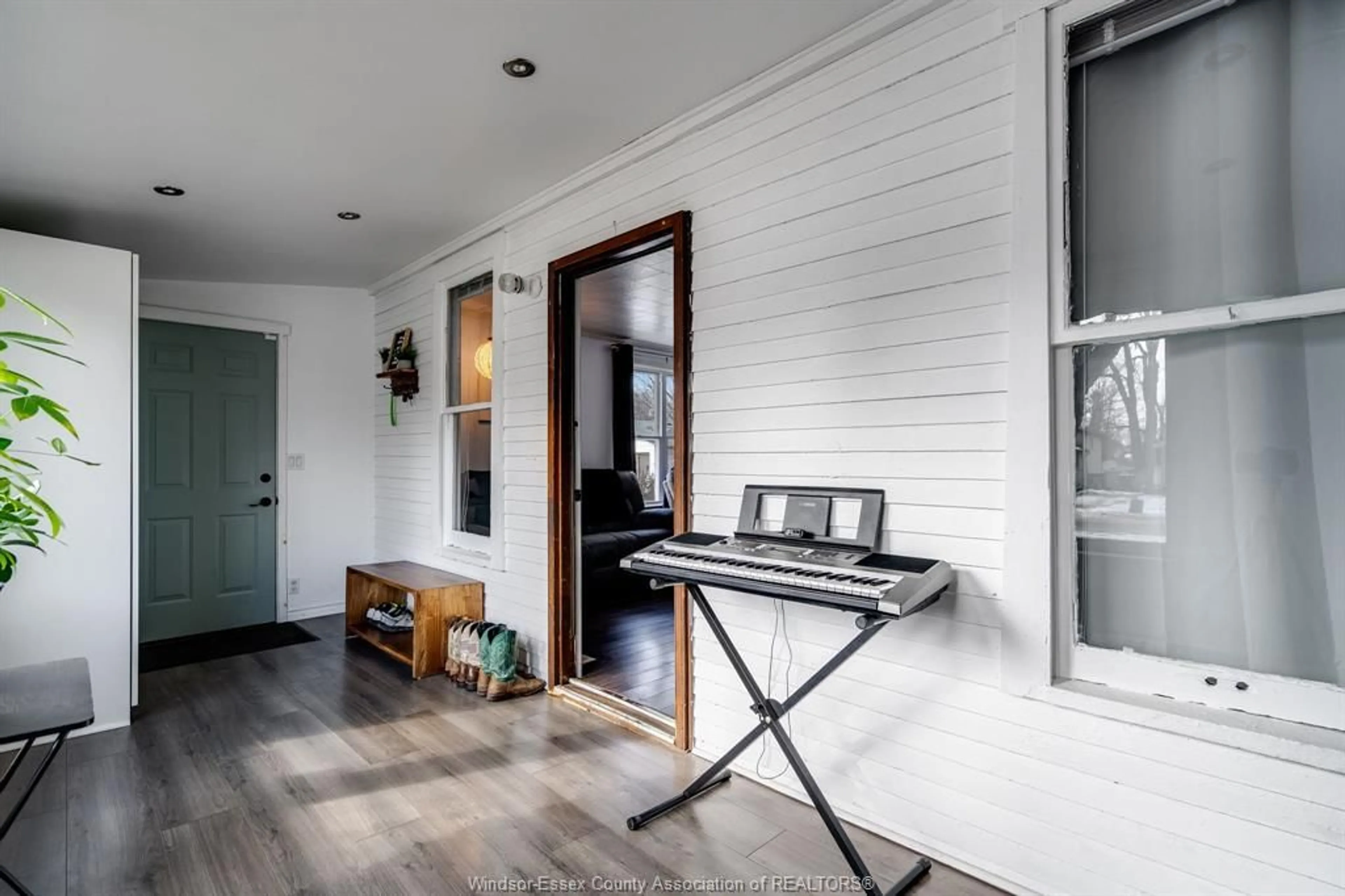 Indoor entryway for 40 Stanley St, Kingsville Ontario N9Y 1Y1