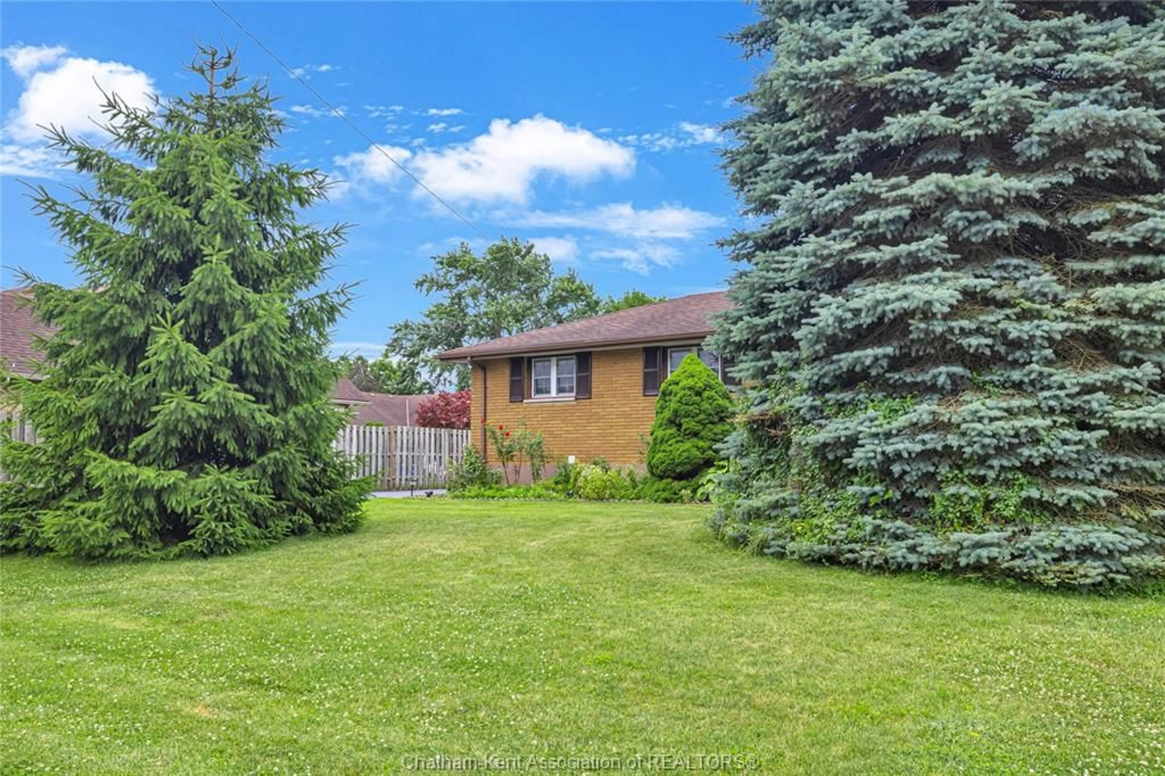 A pic from outside/outdoor area/front of a property/back of a property/a pic from drone, unknown for 20 Romney Rd, Chatham Ontario N7L 3S3