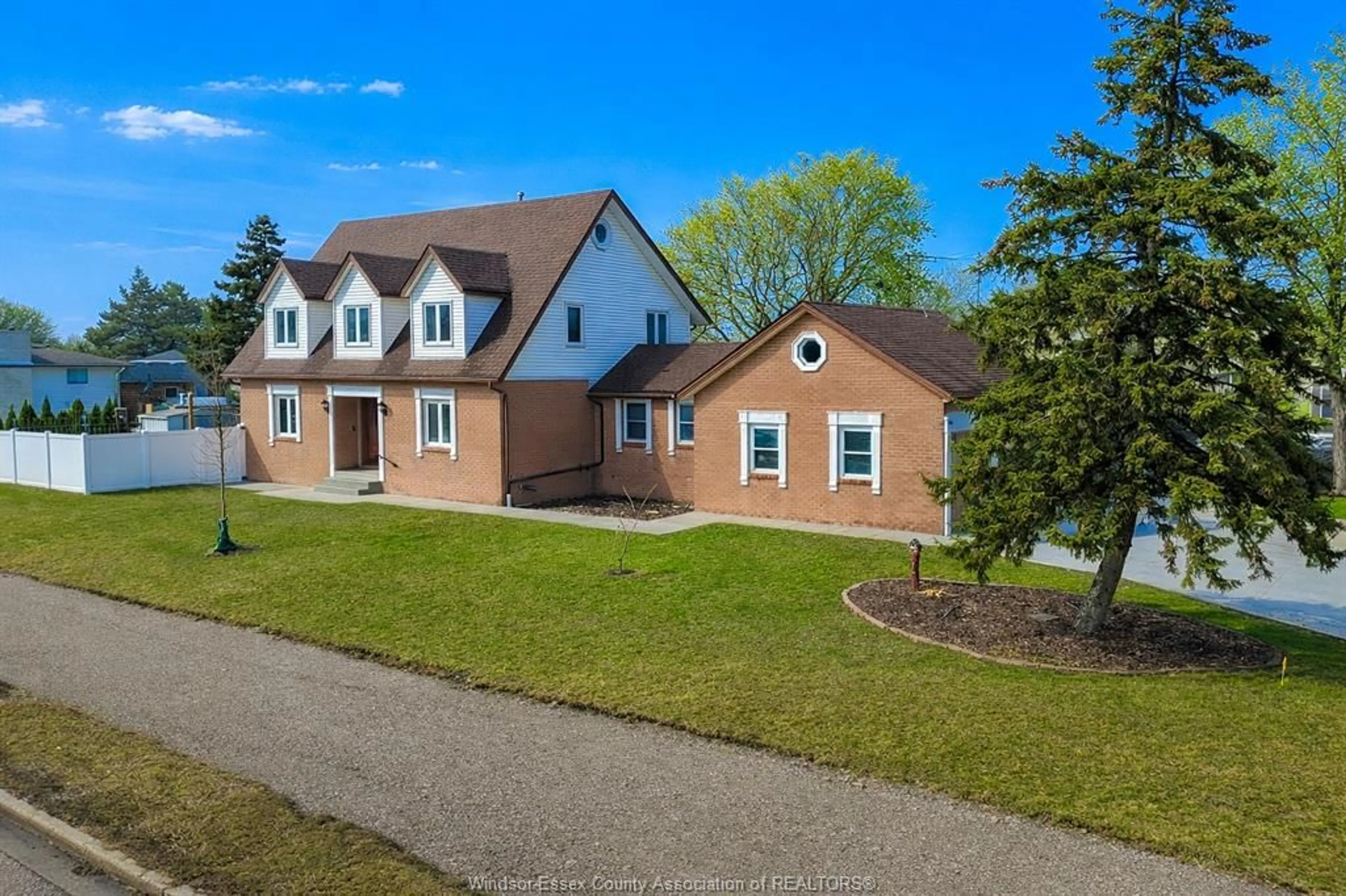 A pic from outside/outdoor area/front of a property/back of a property/a pic from drone, unknown for 279 Chene, Tecumseh Ontario N8N 3H5