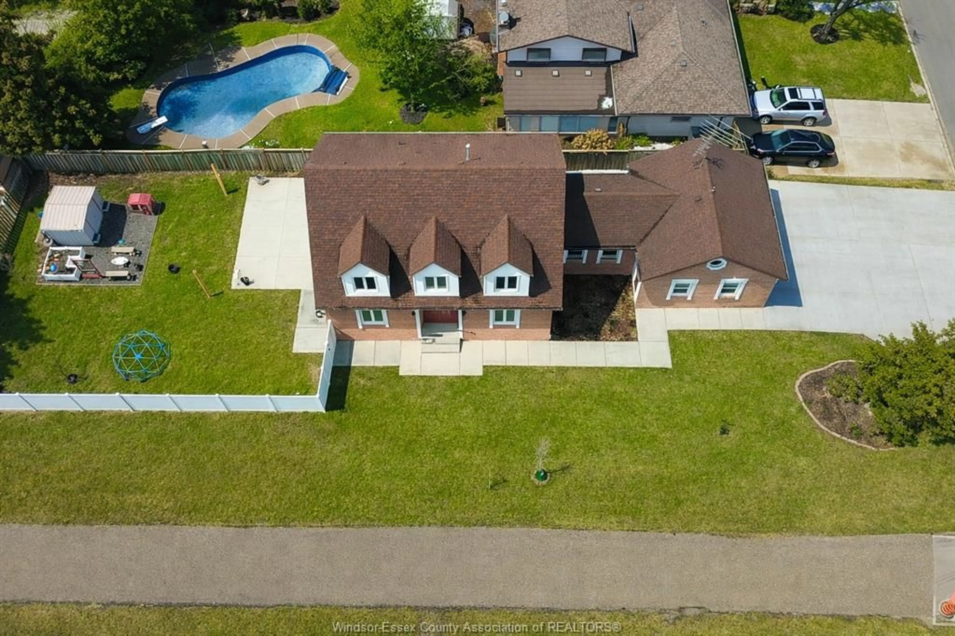 A pic from outside/outdoor area/front of a property/back of a property/a pic from drone, street for 279 Chene, Tecumseh Ontario N8N 3H5