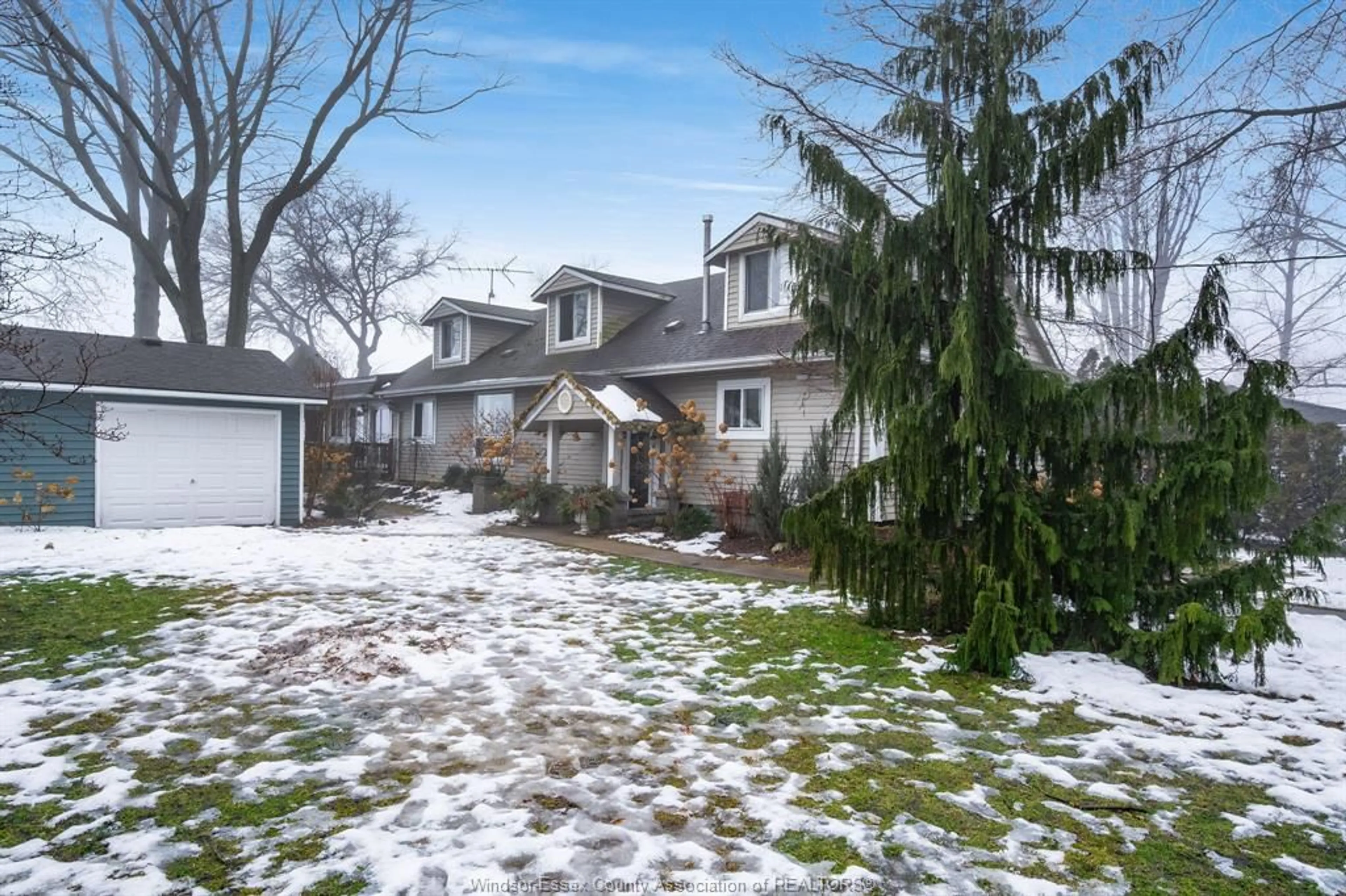 A pic from outside/outdoor area/front of a property/back of a property/a pic from drone, street for 927 & 929 Iler Beach, Essex Ontario N0R 1G0