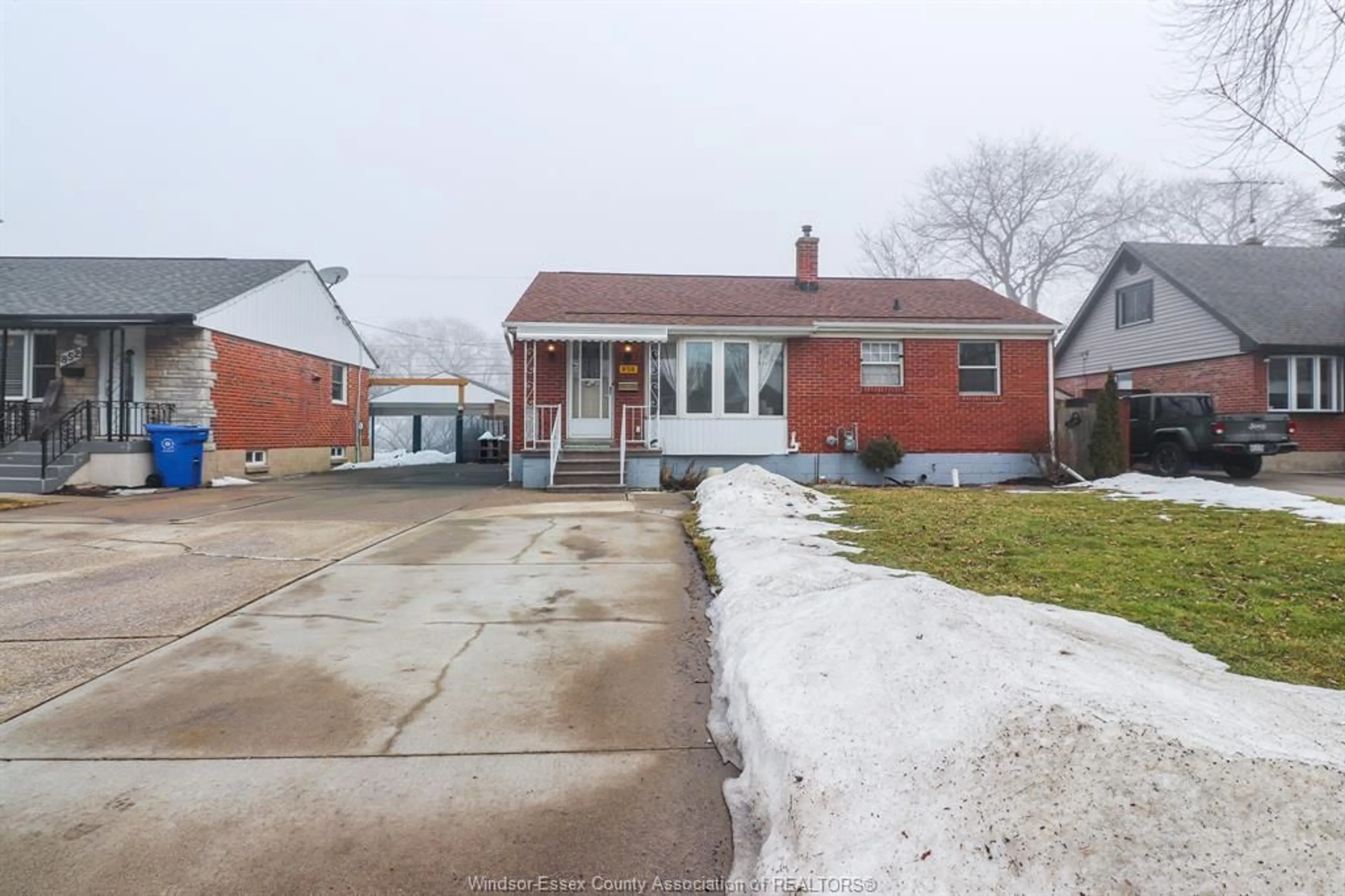 A pic from outside/outdoor area/front of a property/back of a property/a pic from drone, street for 858 LAPORTE, Windsor Ontario N8S 3R4