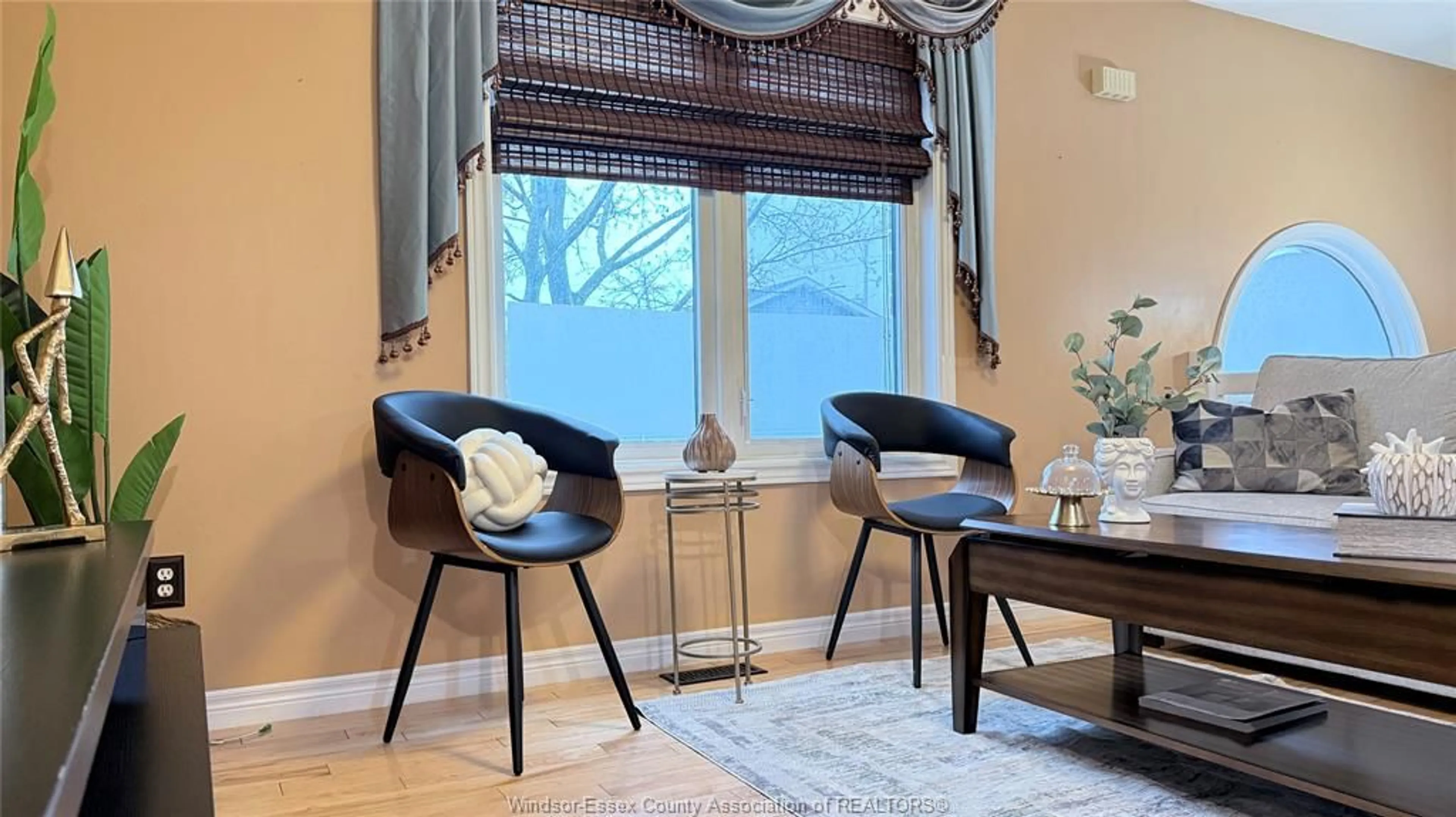 Dining room, wood/laminate floor for 193 RIVERVILLA Crt, LaSalle Ontario N9J 3N9