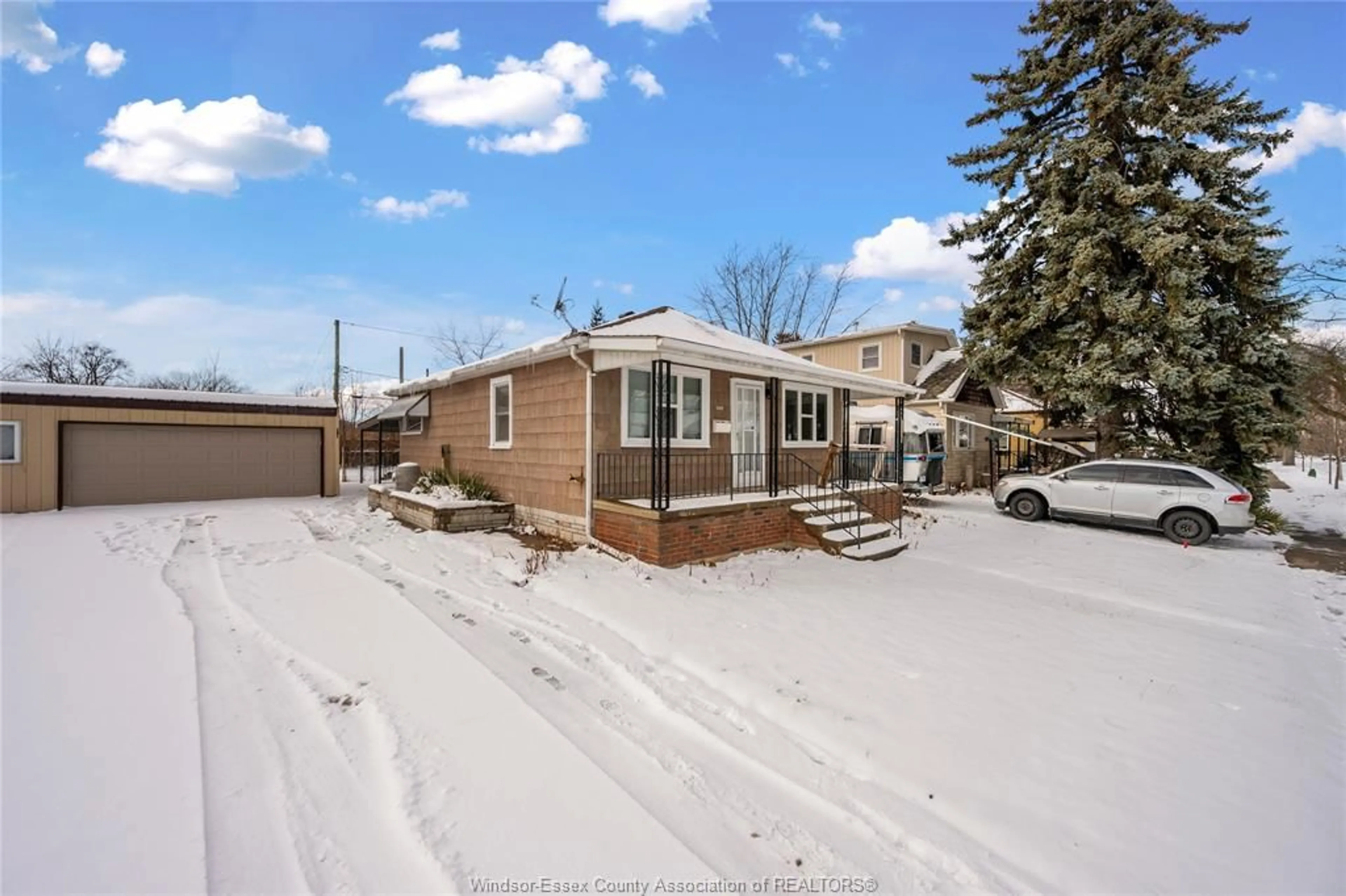 A pic from outside/outdoor area/front of a property/back of a property/a pic from drone, street for 1145 Ford Blvd, Windsor Ontario N8S 2G2