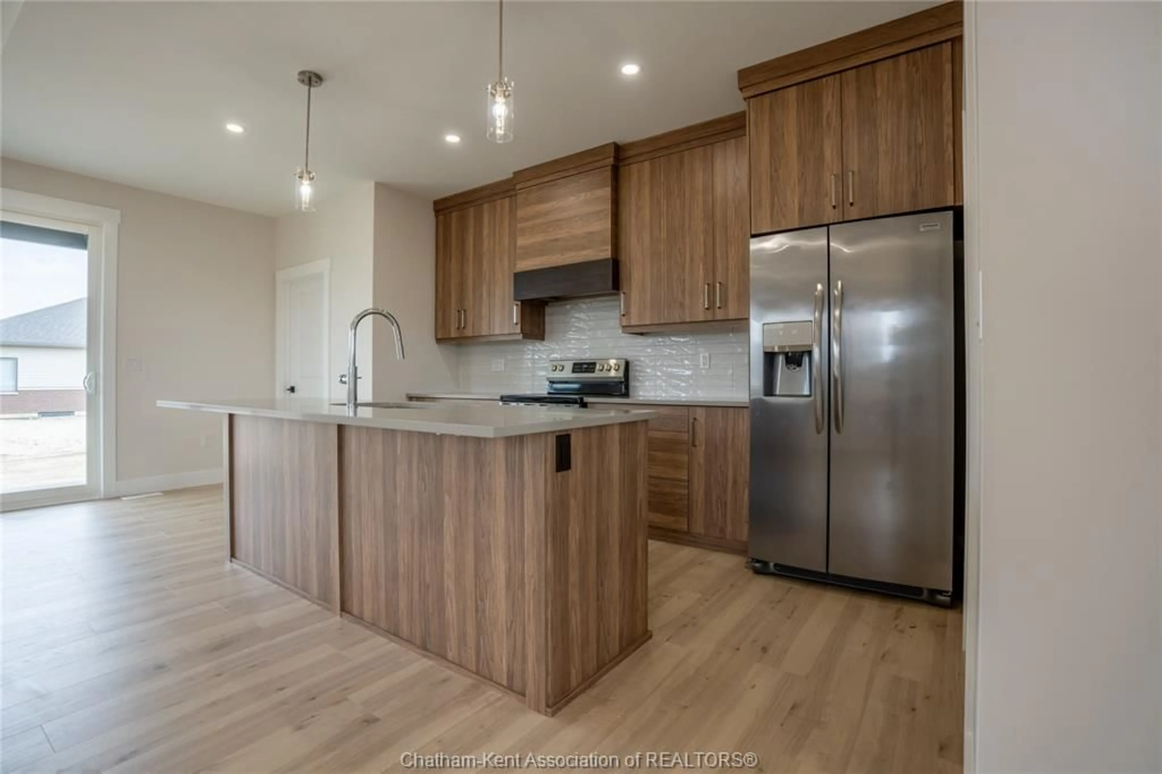 Open concept kitchen, wood/laminate floor for 25 Duskridge Rd, Chatham Ontario N7L 0G7