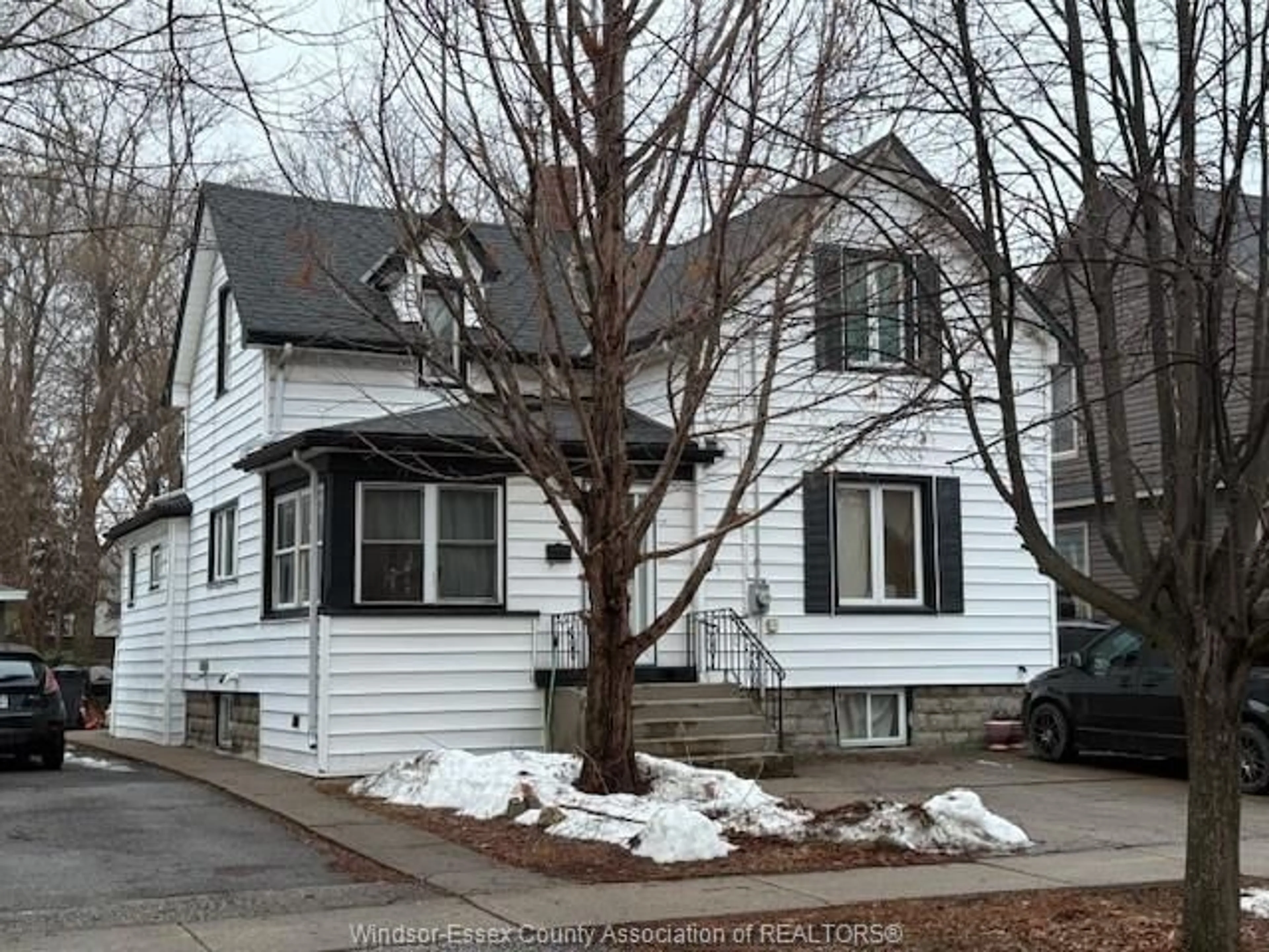 Home with vinyl exterior material, street for 15 WELLINGTON St, Leamington Ontario N8H 2X7