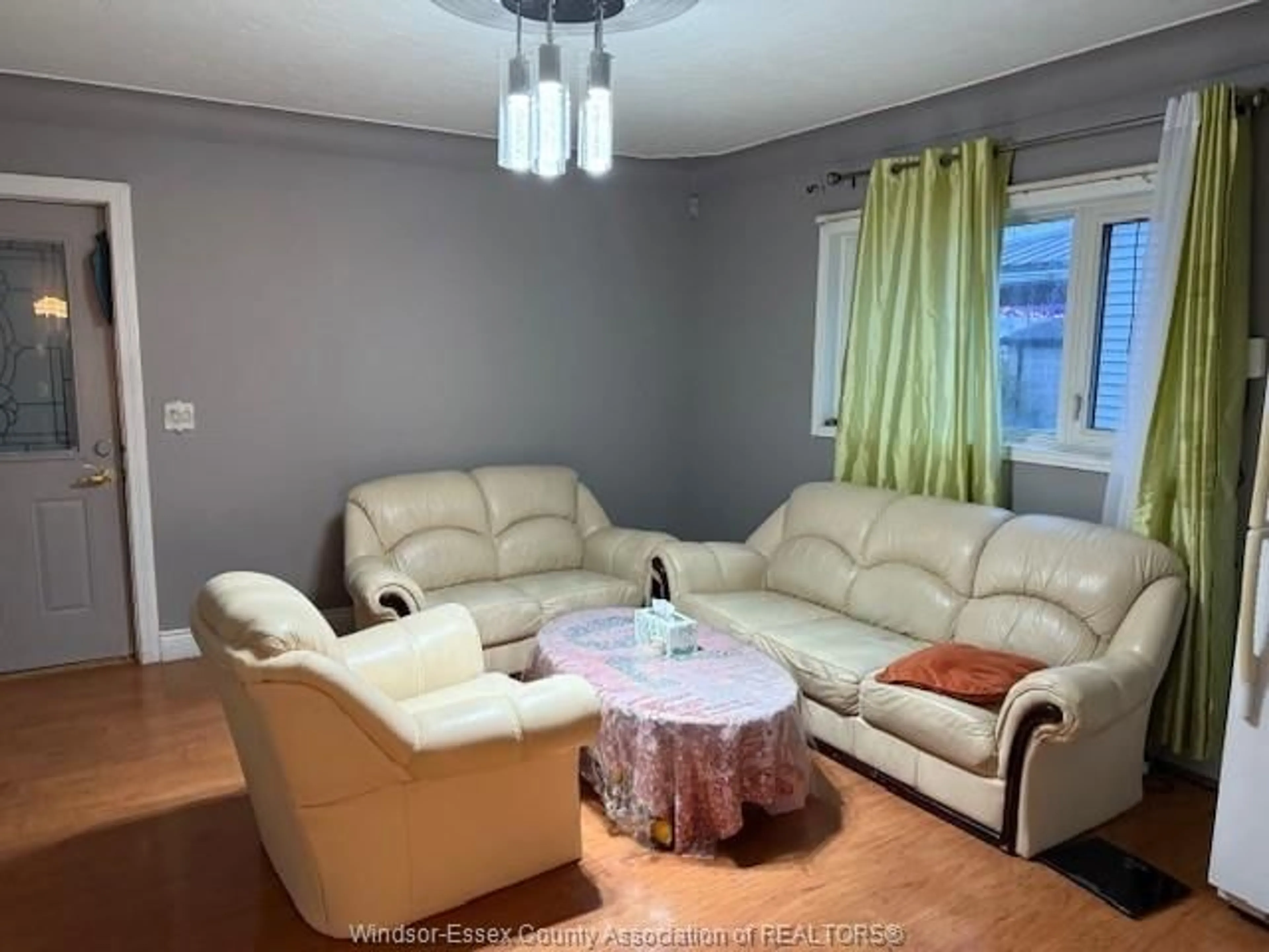 Living room with furniture, wood/laminate floor for 15 WELLINGTON St, Leamington Ontario N8H 2X7