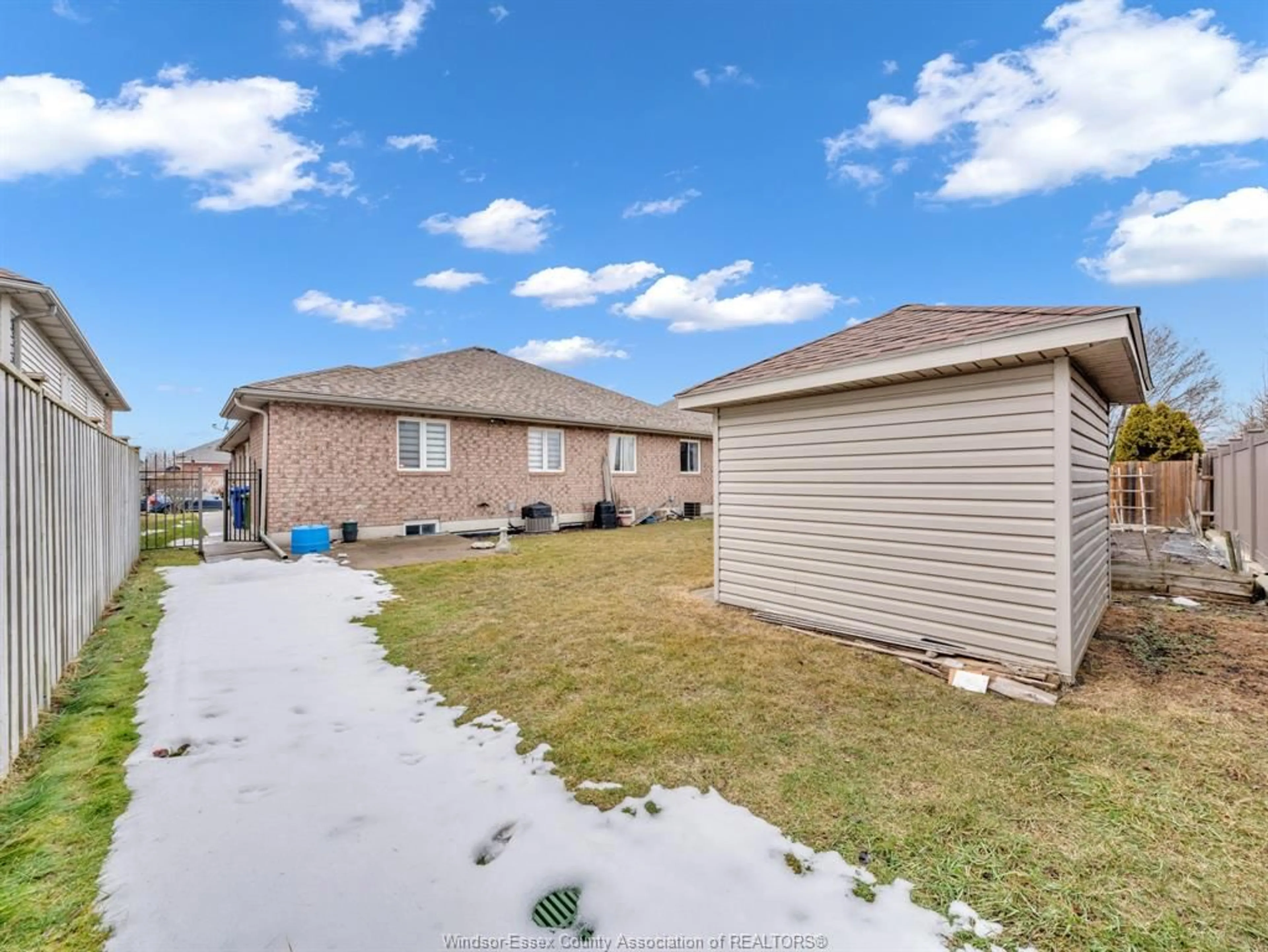 A pic from outside/outdoor area/front of a property/back of a property/a pic from drone, street for 1598 HEATHERGLEN Dr, Tecumseh Ontario N8N 5B5