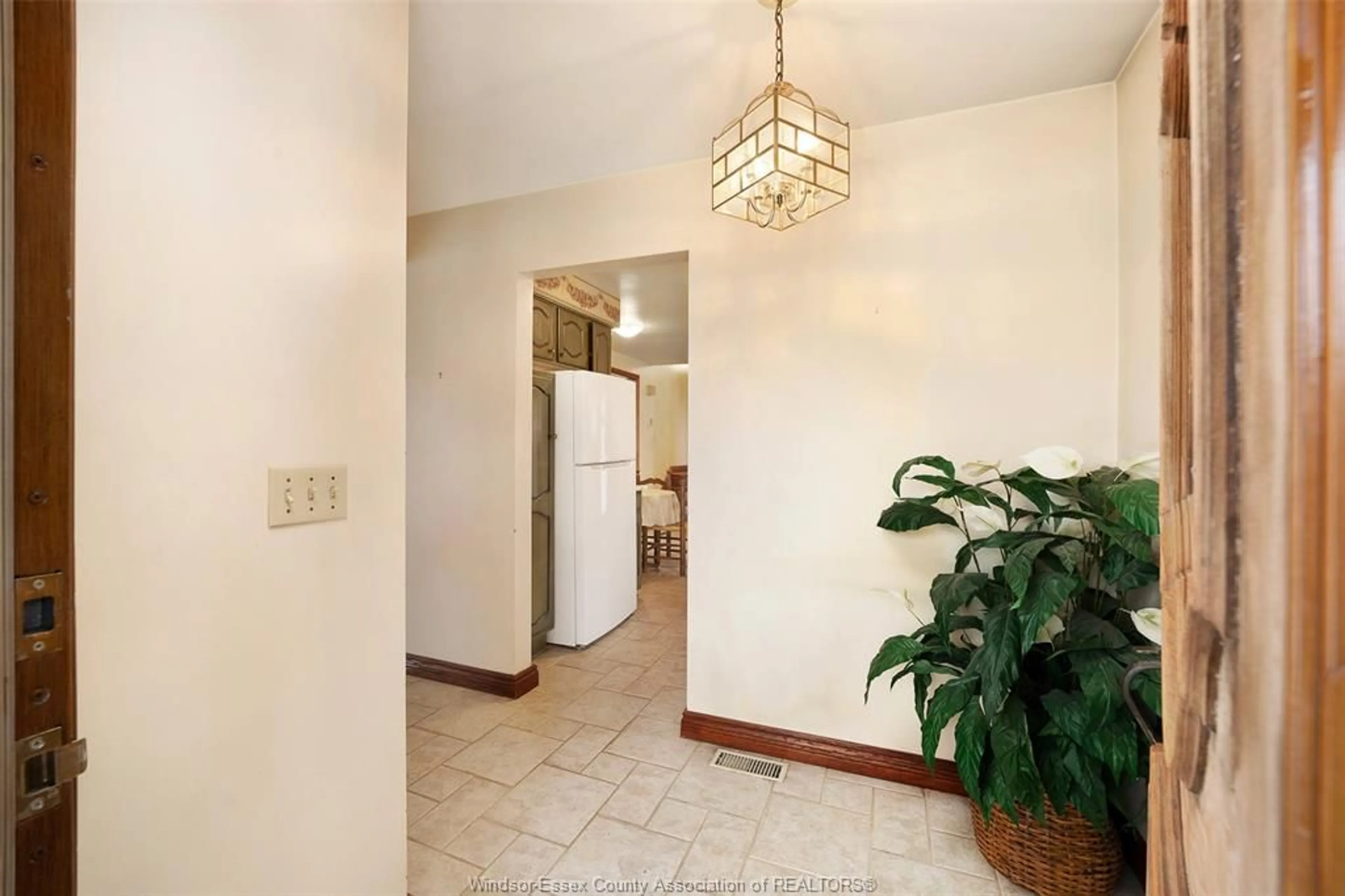 Unknown for 9495 BEACHDALE Rd, Windsor Ontario N8R 1S4