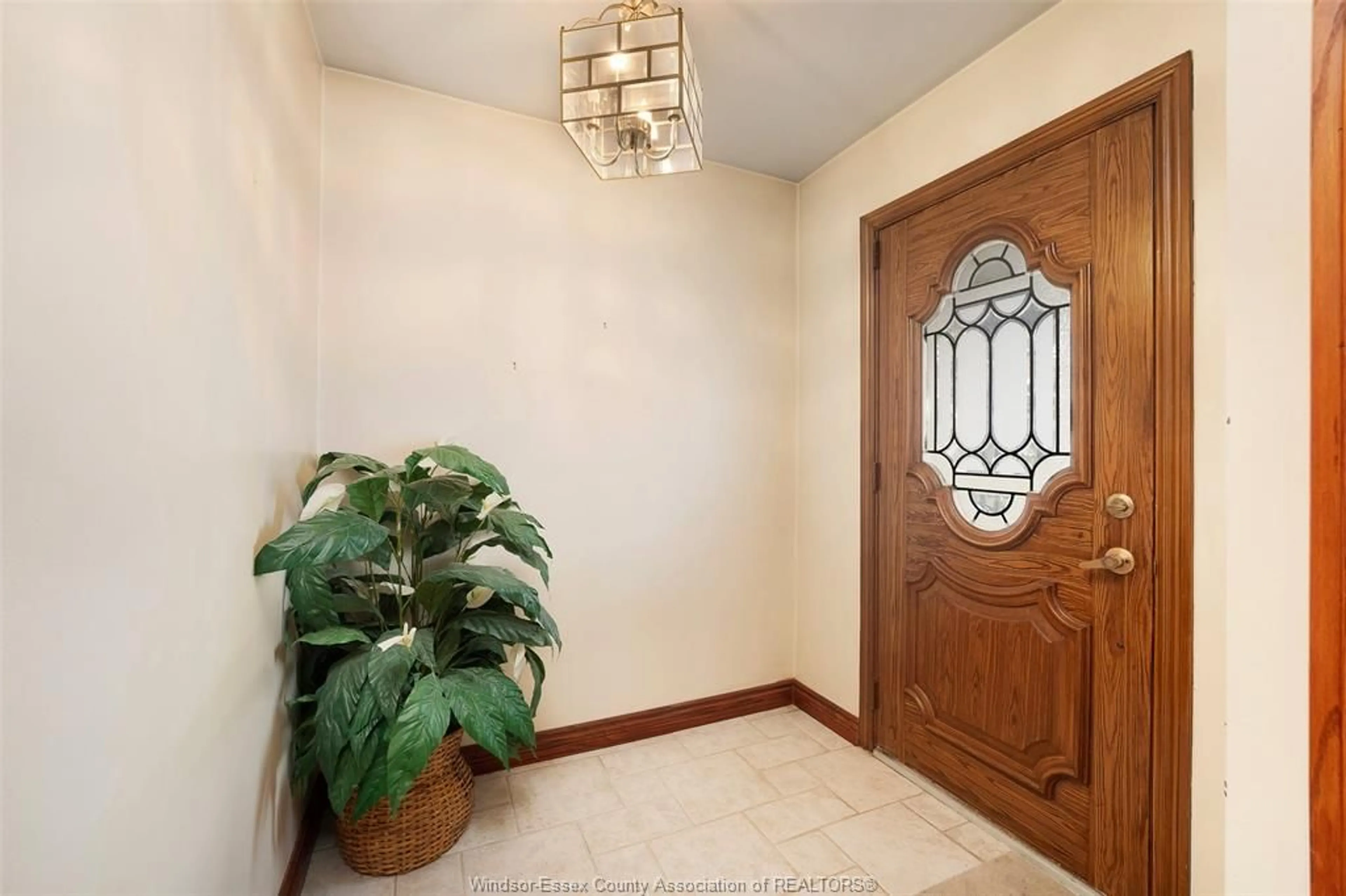 Indoor entryway for 9495 BEACHDALE Rd, Windsor Ontario N8R 1S4