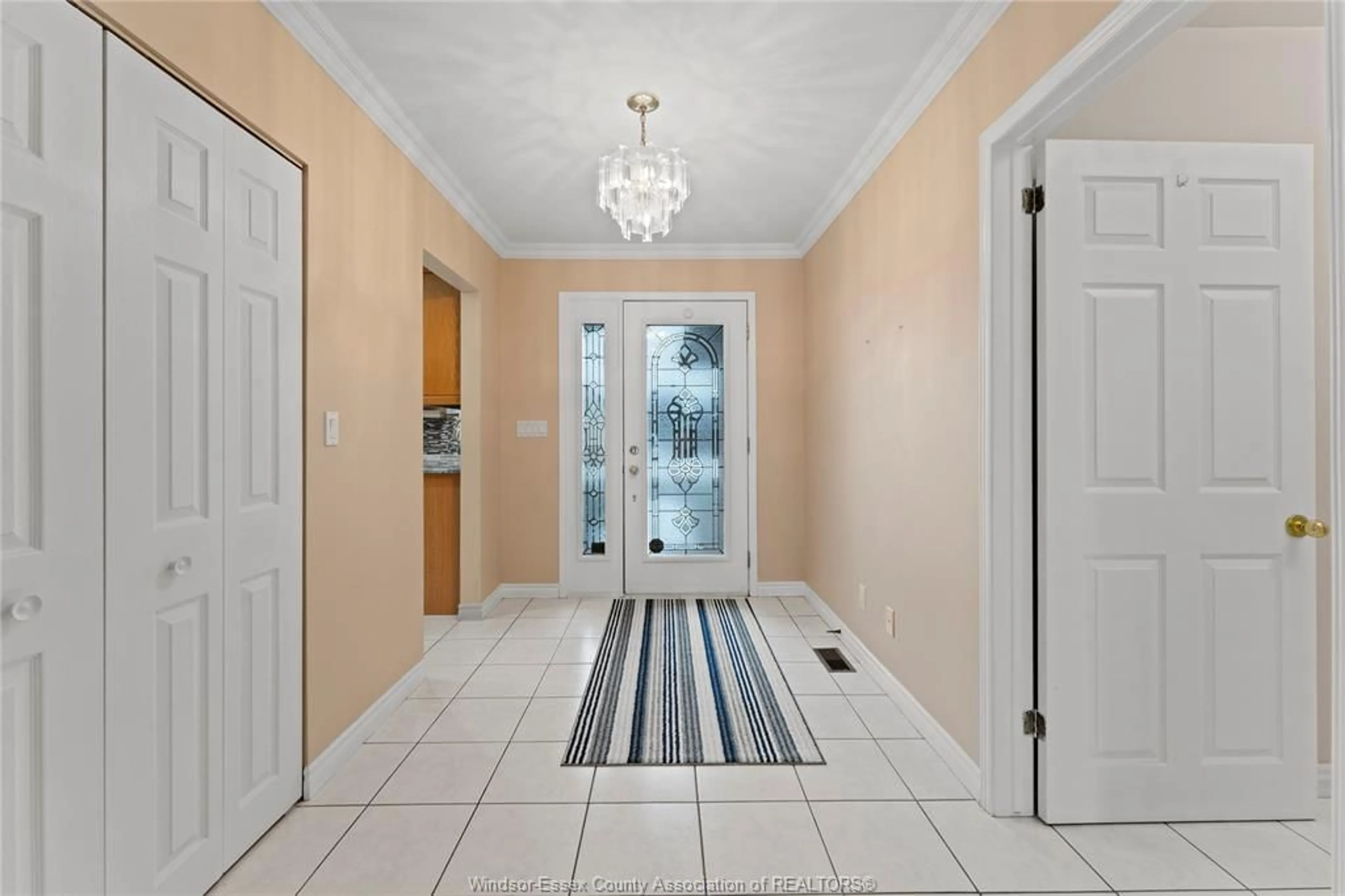 Indoor entryway for 1712 LESPERANCE, Tecumseh Ontario N8N 1Y3