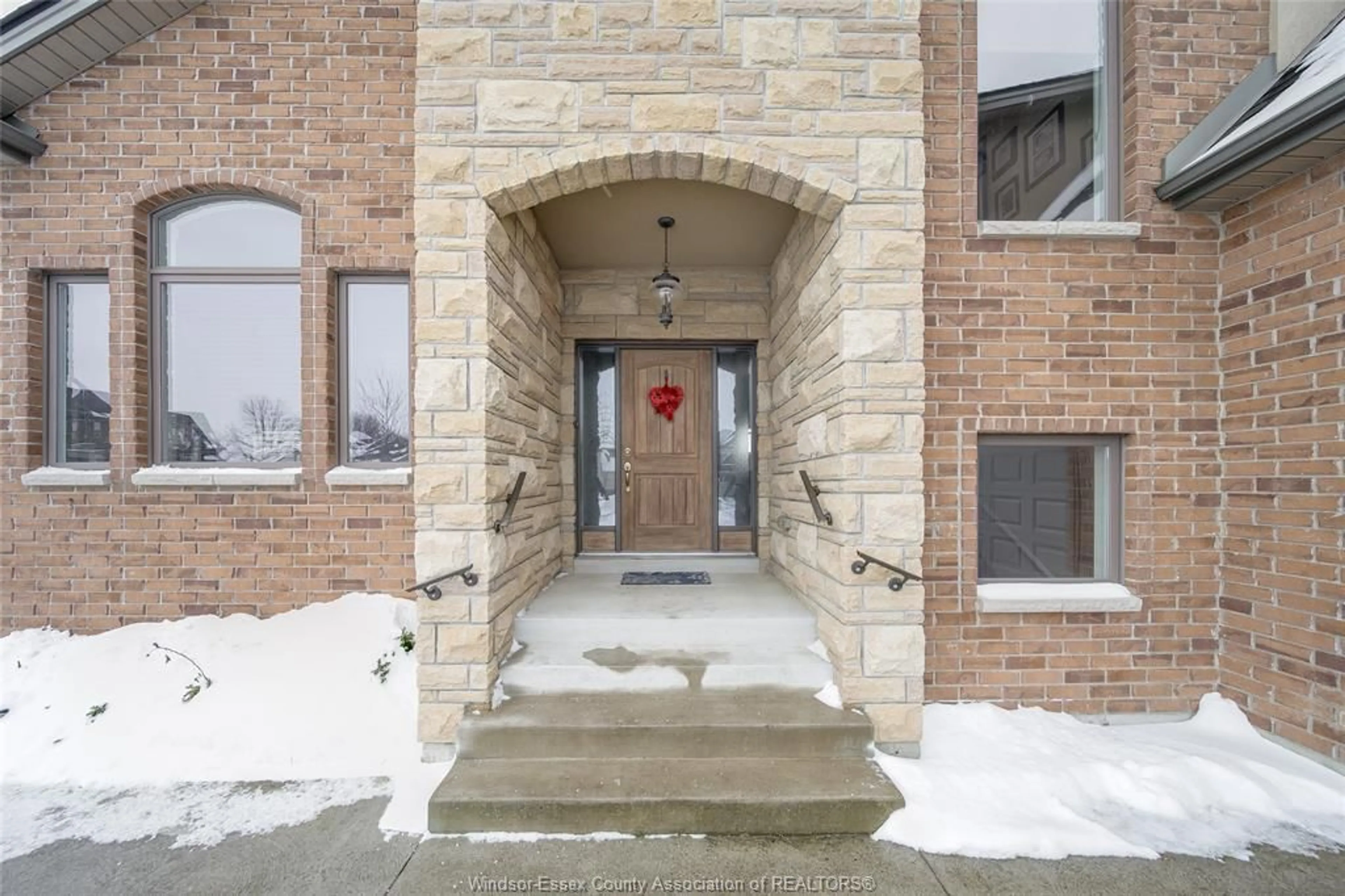 Indoor foyer for 12337 CANDLEWOOD Dr, Tecumseh Ontario N9K 0A3