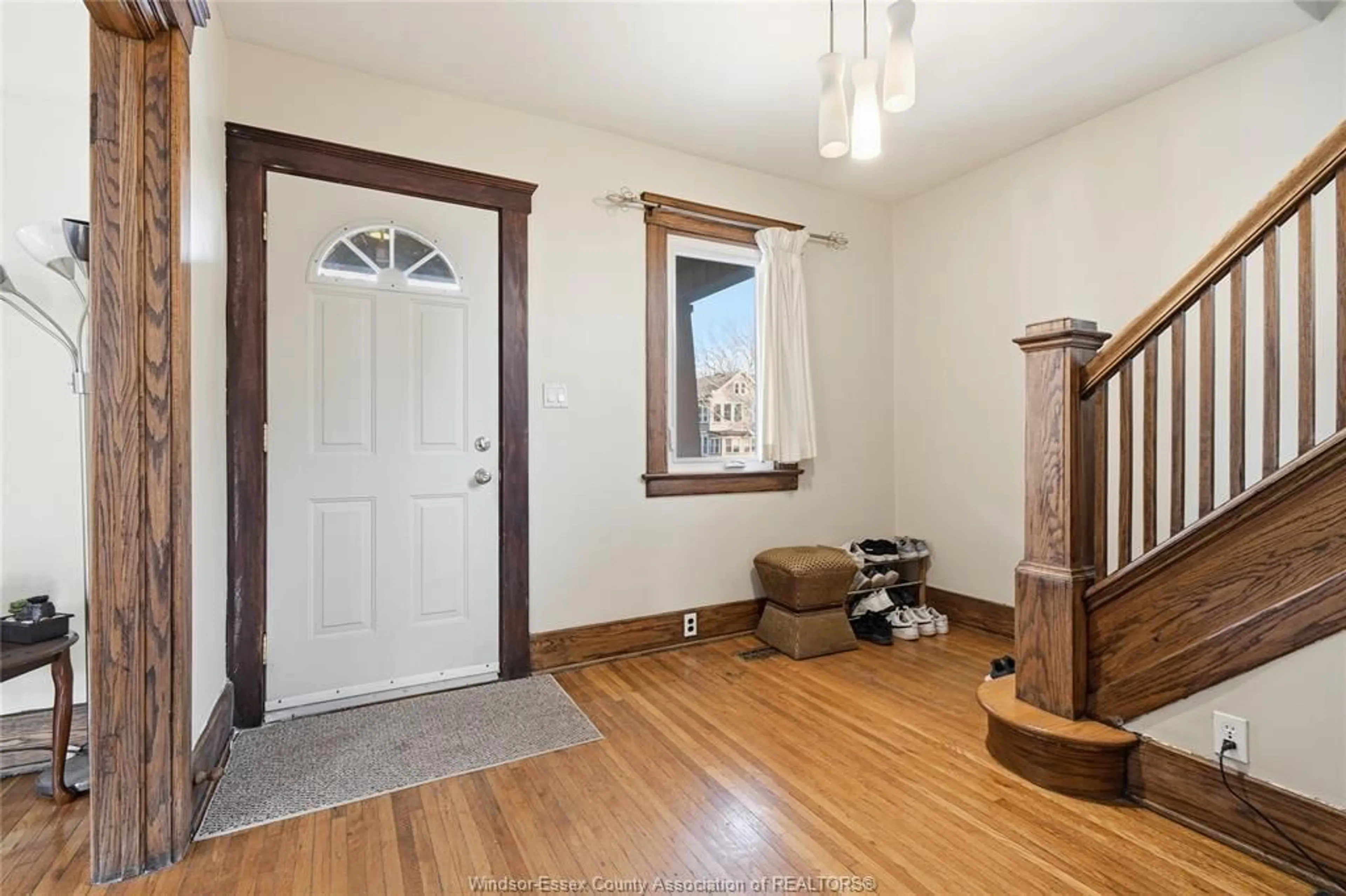 Indoor entryway for 173 CAMERON Ave, Windsor Ontario N9B 1Y5