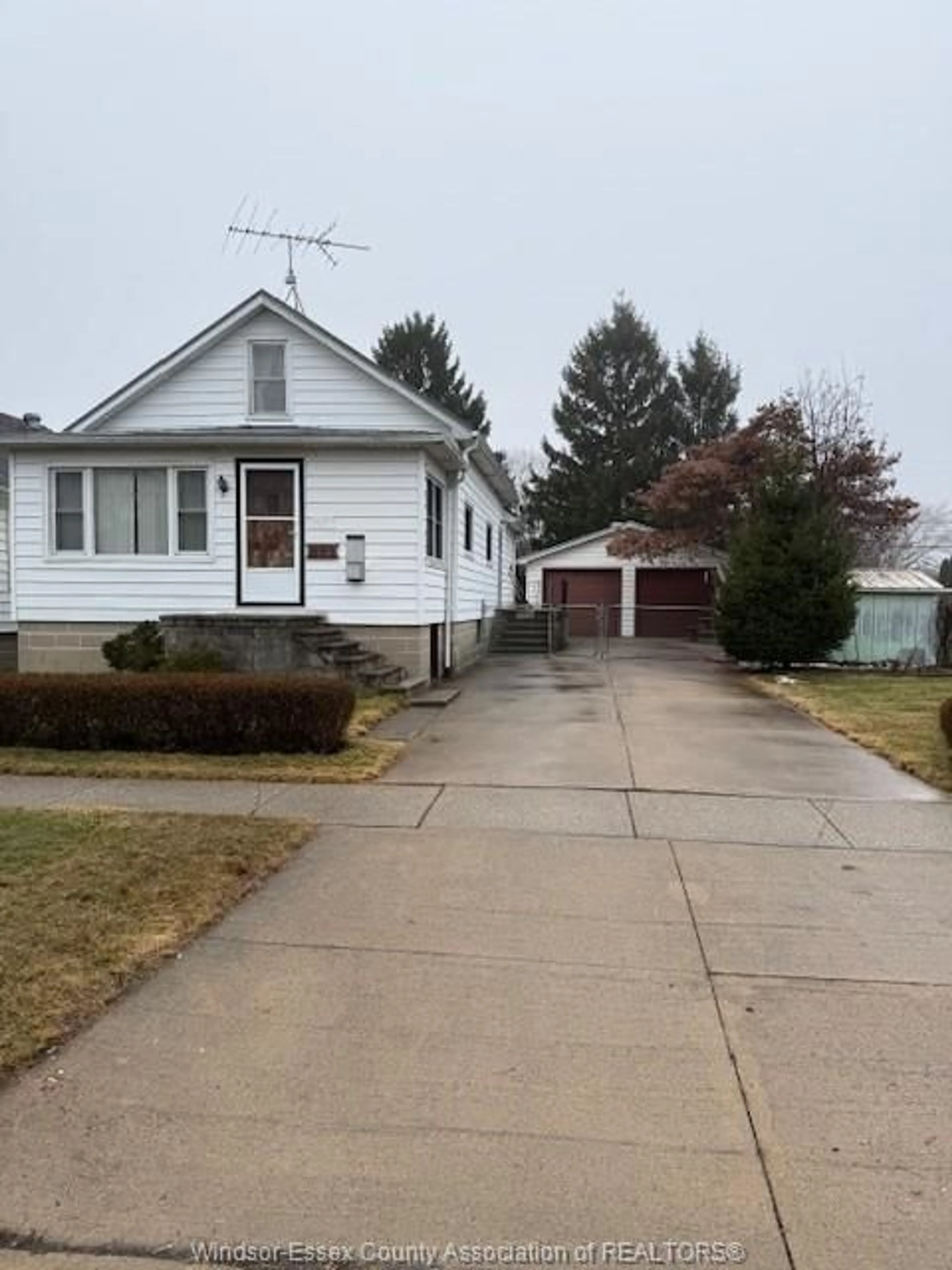 Home with vinyl exterior material, street for 811 WILLIAM, Tecumseh Ontario N8N 2A2
